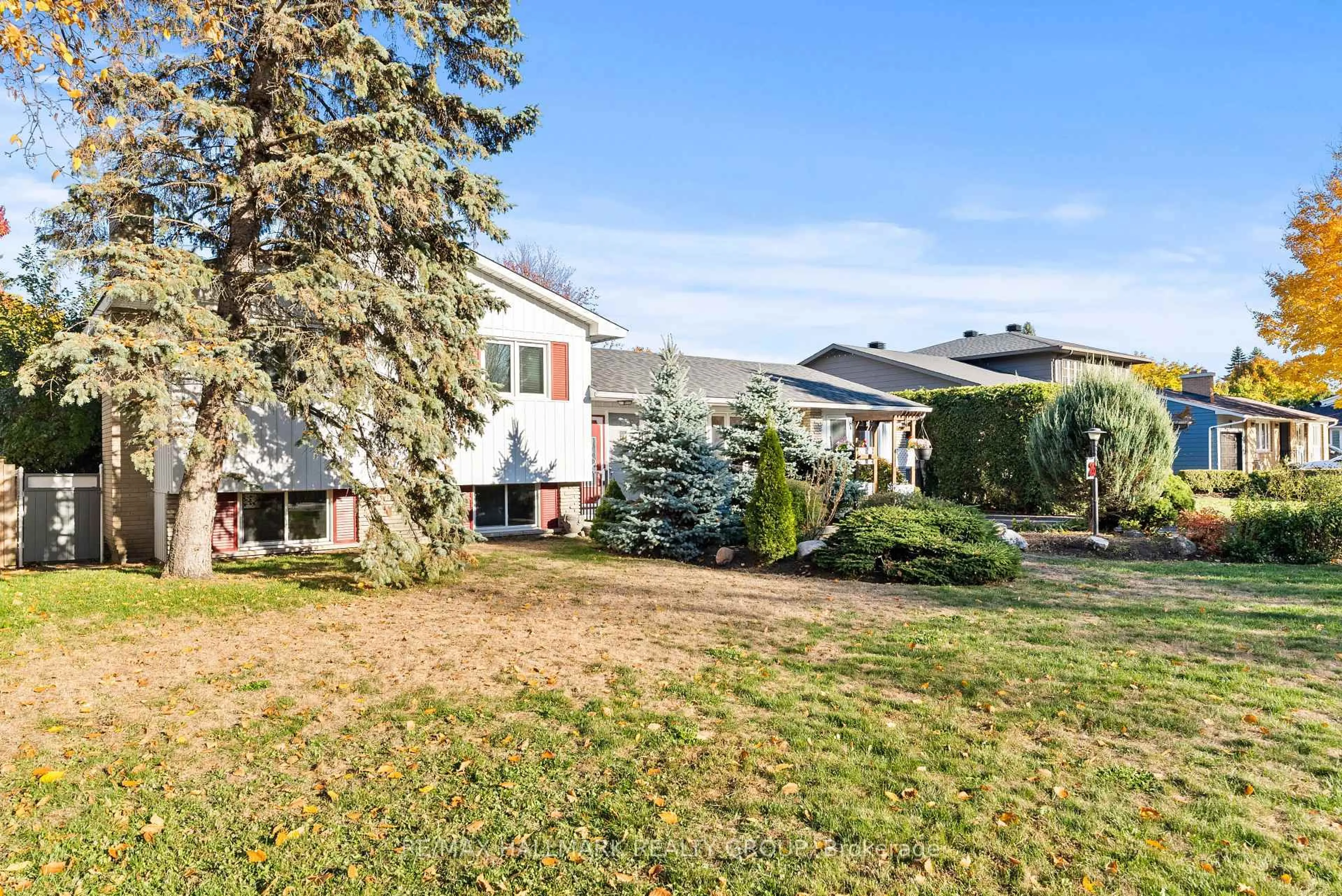 A pic from outside/outdoor area/front of a property/back of a property/a pic from drone, street for 26 Ettrick Cres, Ottawa Ontario K2J 1G1