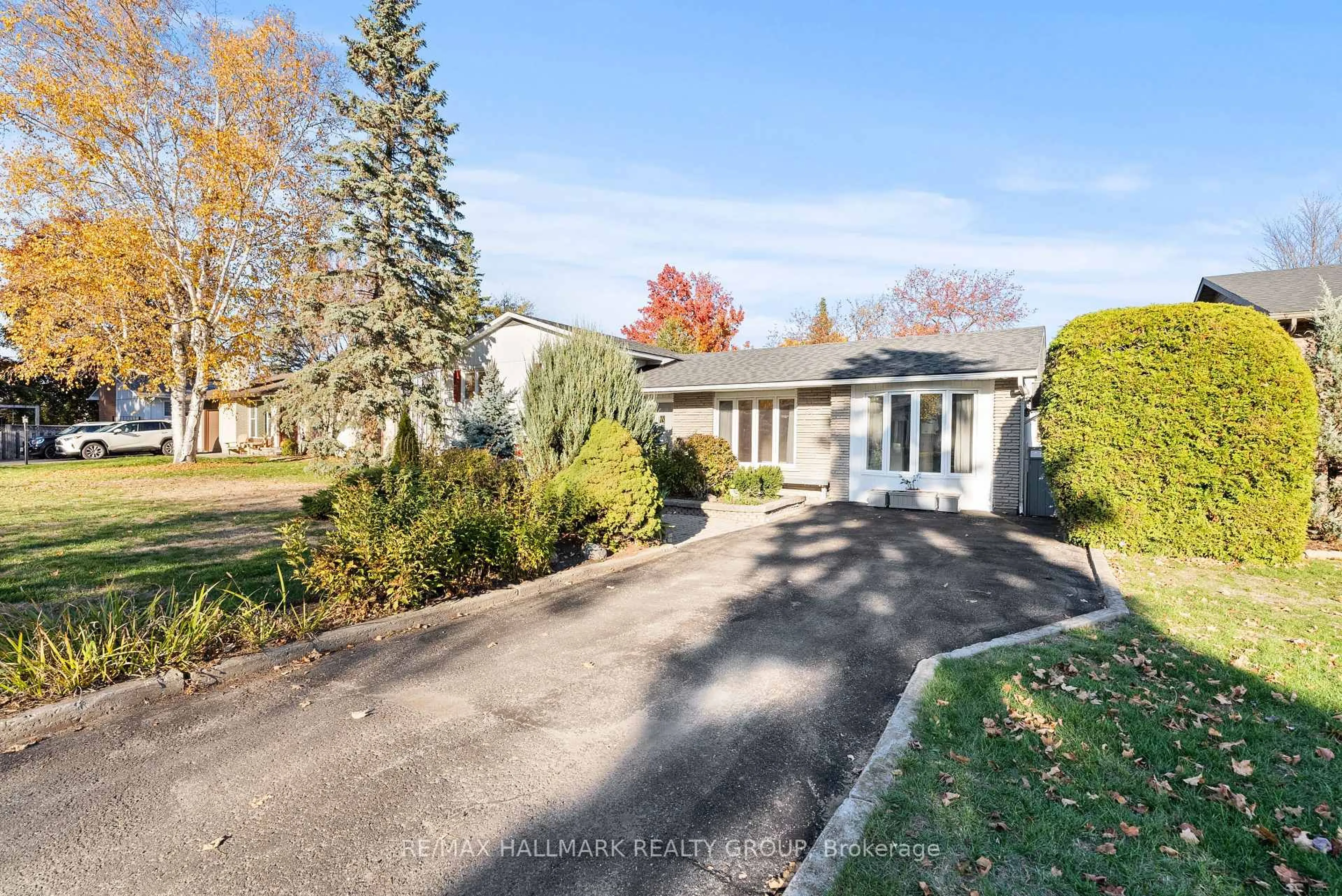 A pic from outside/outdoor area/front of a property/back of a property/a pic from drone, street for 26 Ettrick Cres, Ottawa Ontario K2J 1G1