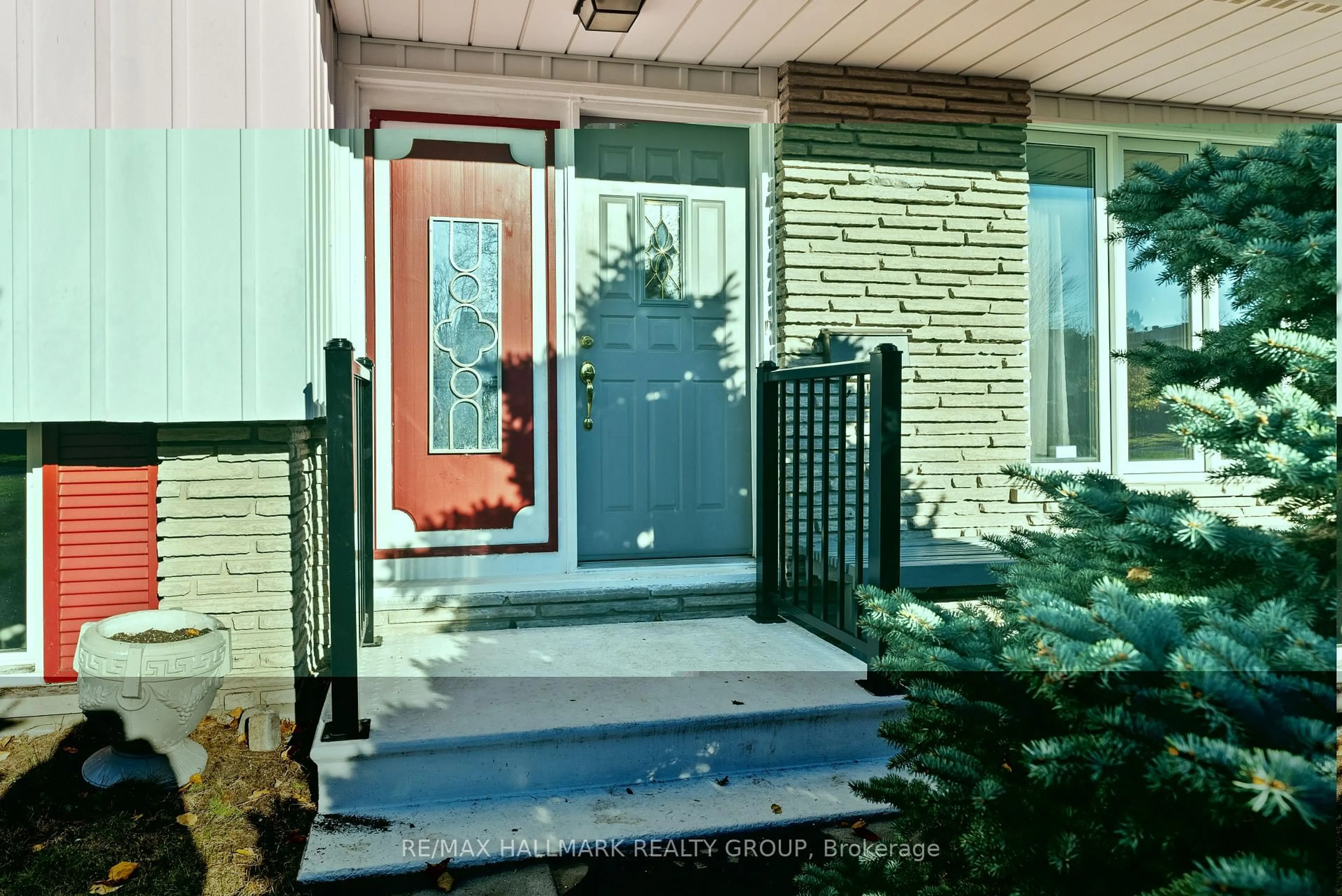 Indoor entryway for 26 Ettrick Cres, Ottawa Ontario K2J 1G1