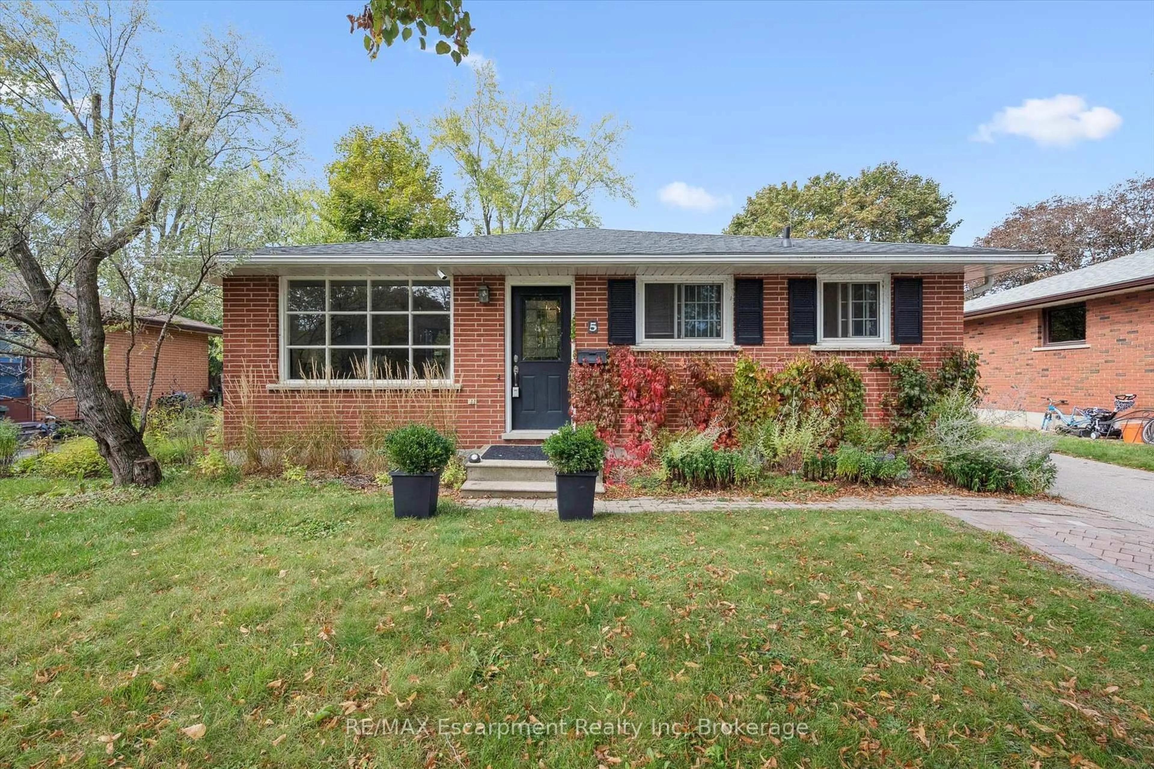 Home with brick exterior material, street for 5 Picadilly Pl, Guelph Ontario N1G 2P8
