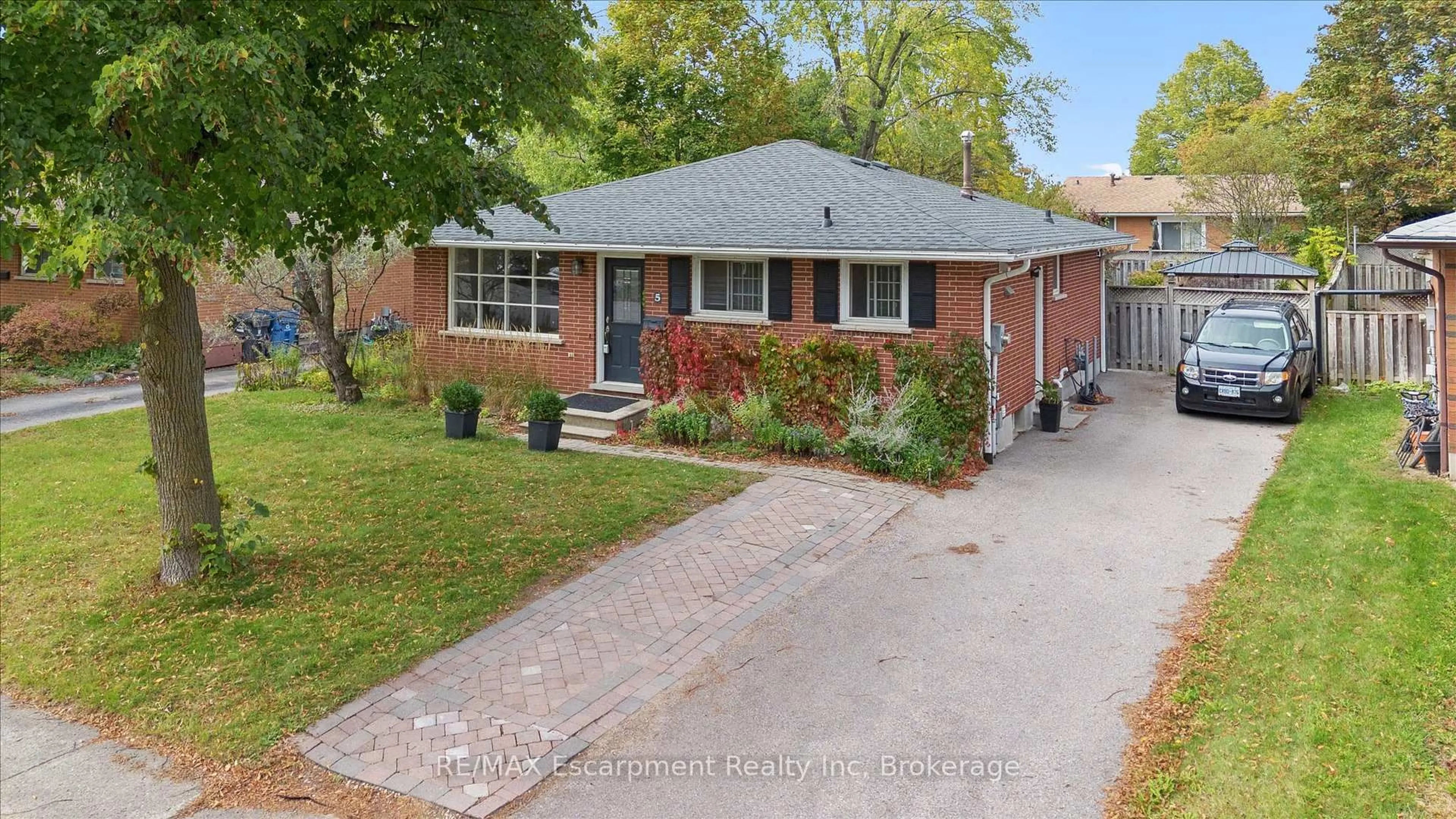 Home with brick exterior material, street for 5 Picadilly Pl, Guelph Ontario N1G 2P8