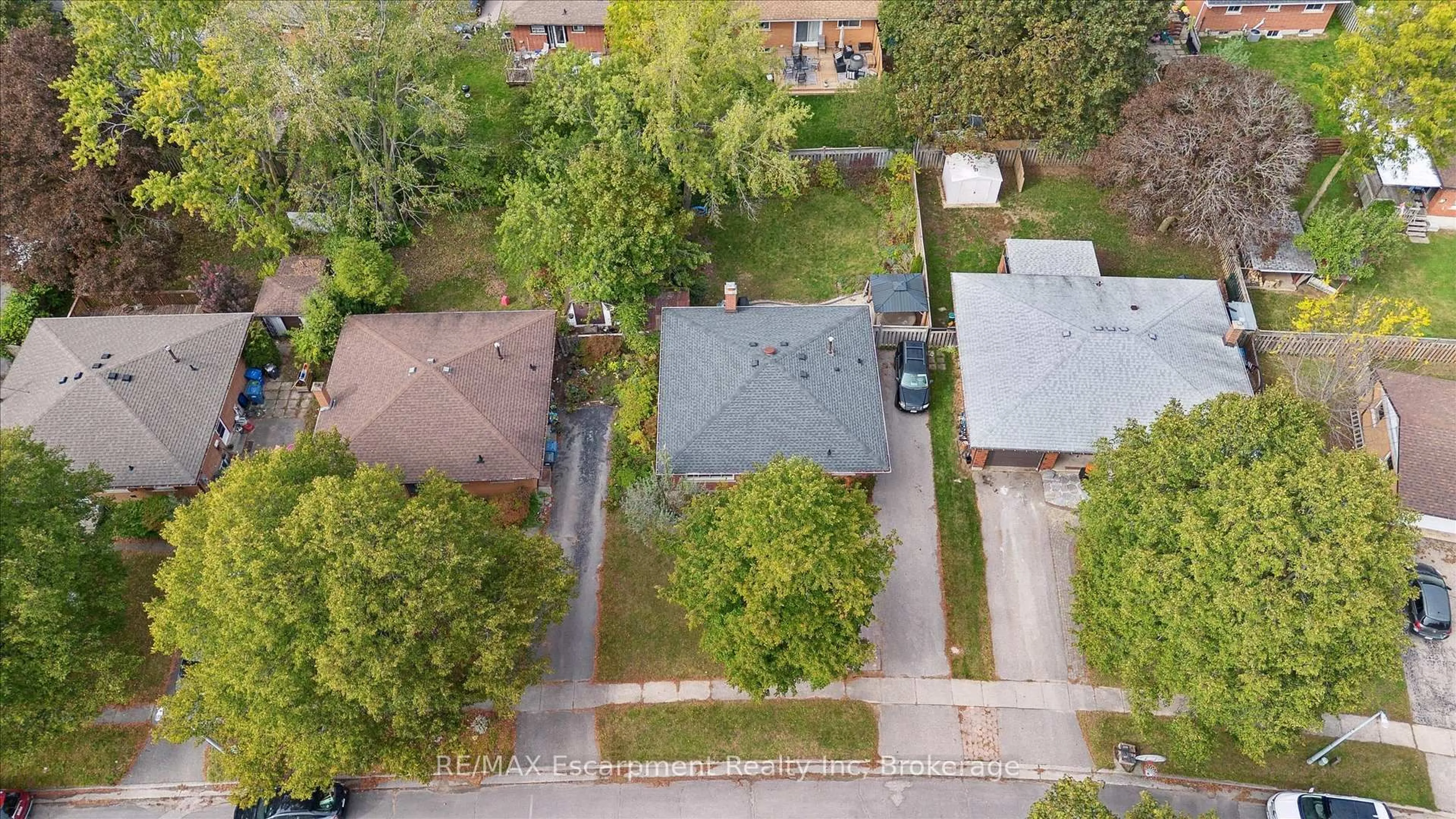 A pic from outside/outdoor area/front of a property/back of a property/a pic from drone, street for 5 Picadilly Pl, Guelph Ontario N1G 2P8