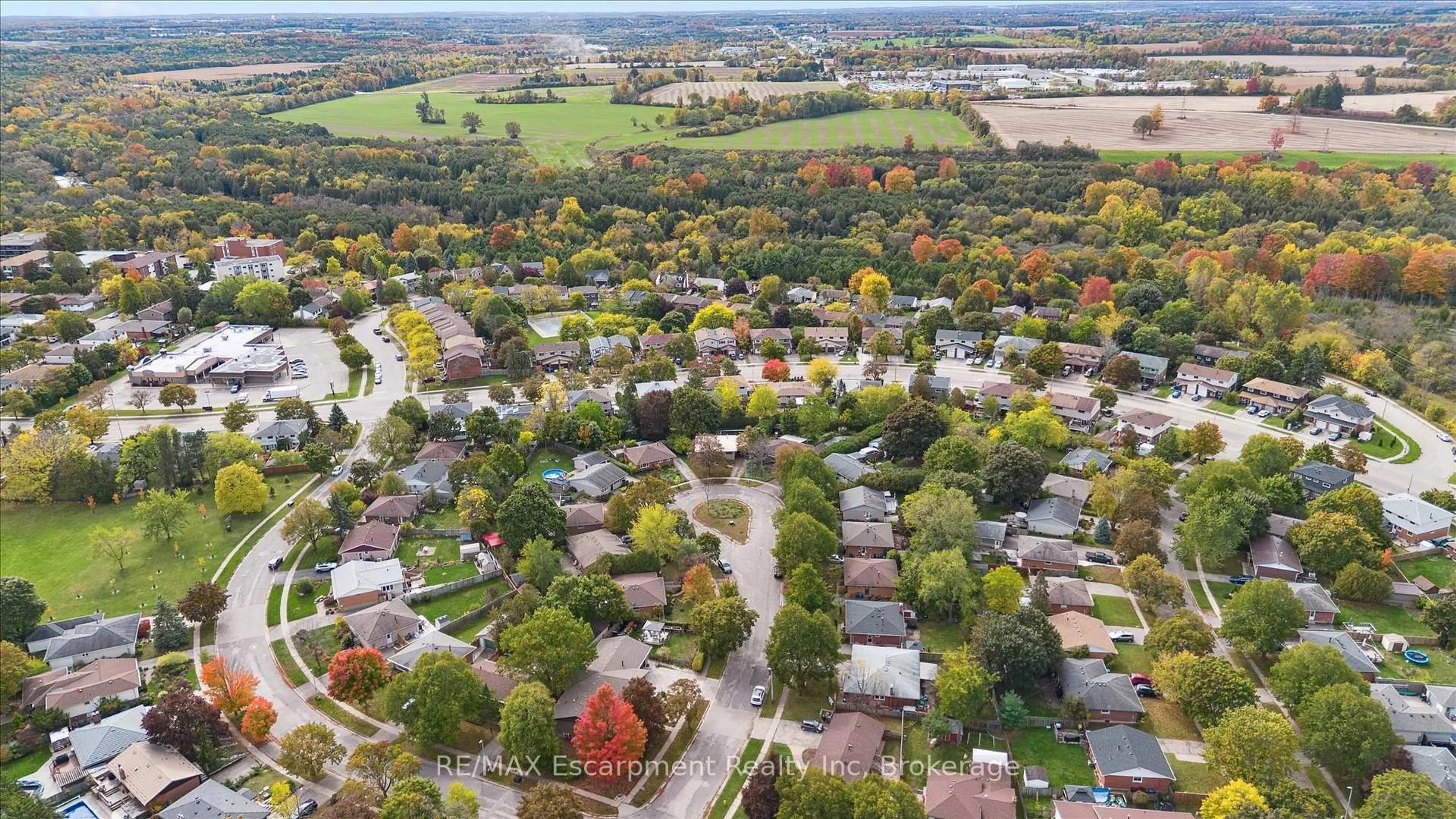 A pic from outside/outdoor area/front of a property/back of a property/a pic from drone, street for 5 Picadilly Pl, Guelph Ontario N1G 2P8