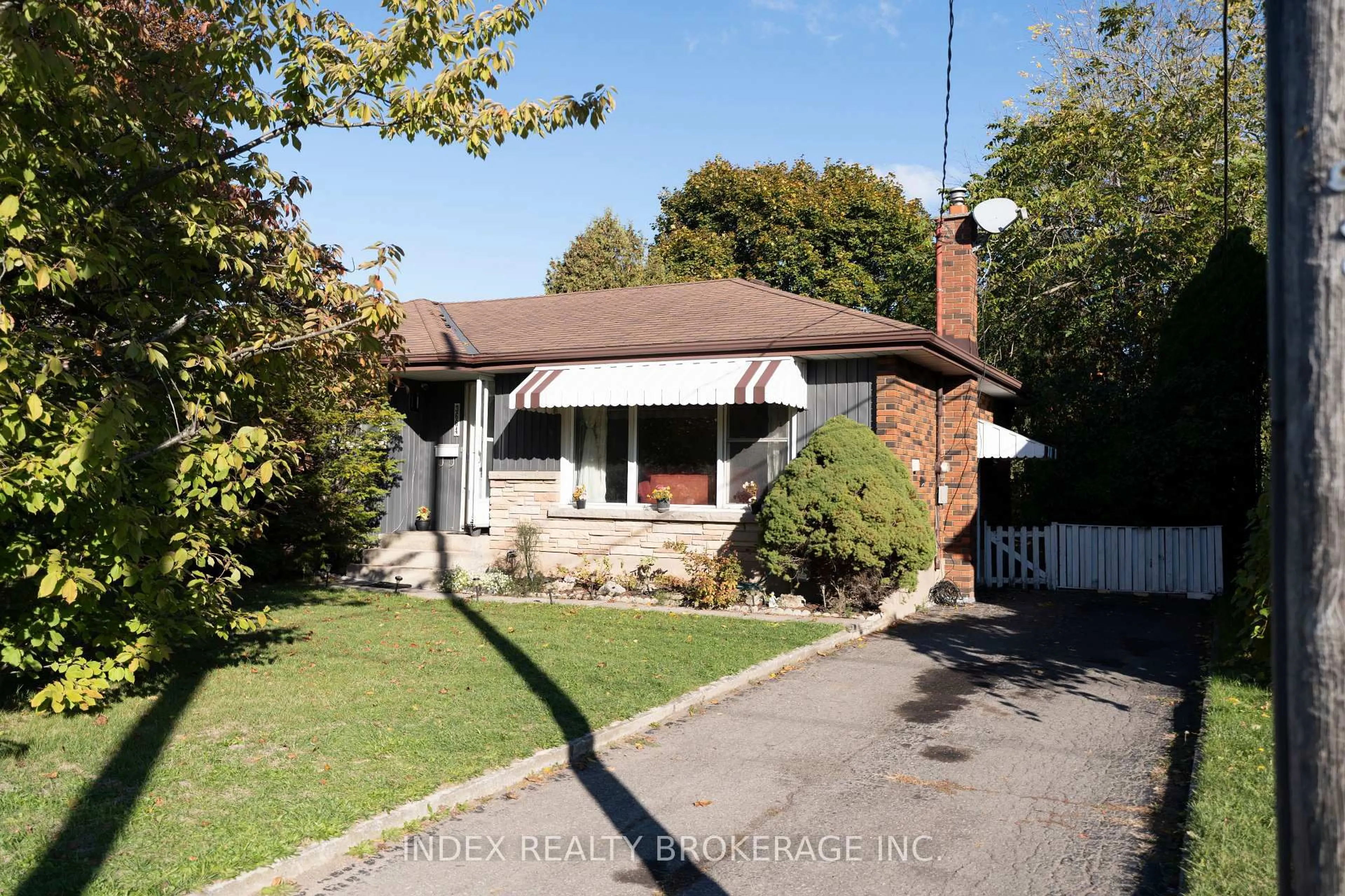 Home with brick exterior material, street for 3664 Arlington Ave, Niagara Falls Ontario L2J 2X2