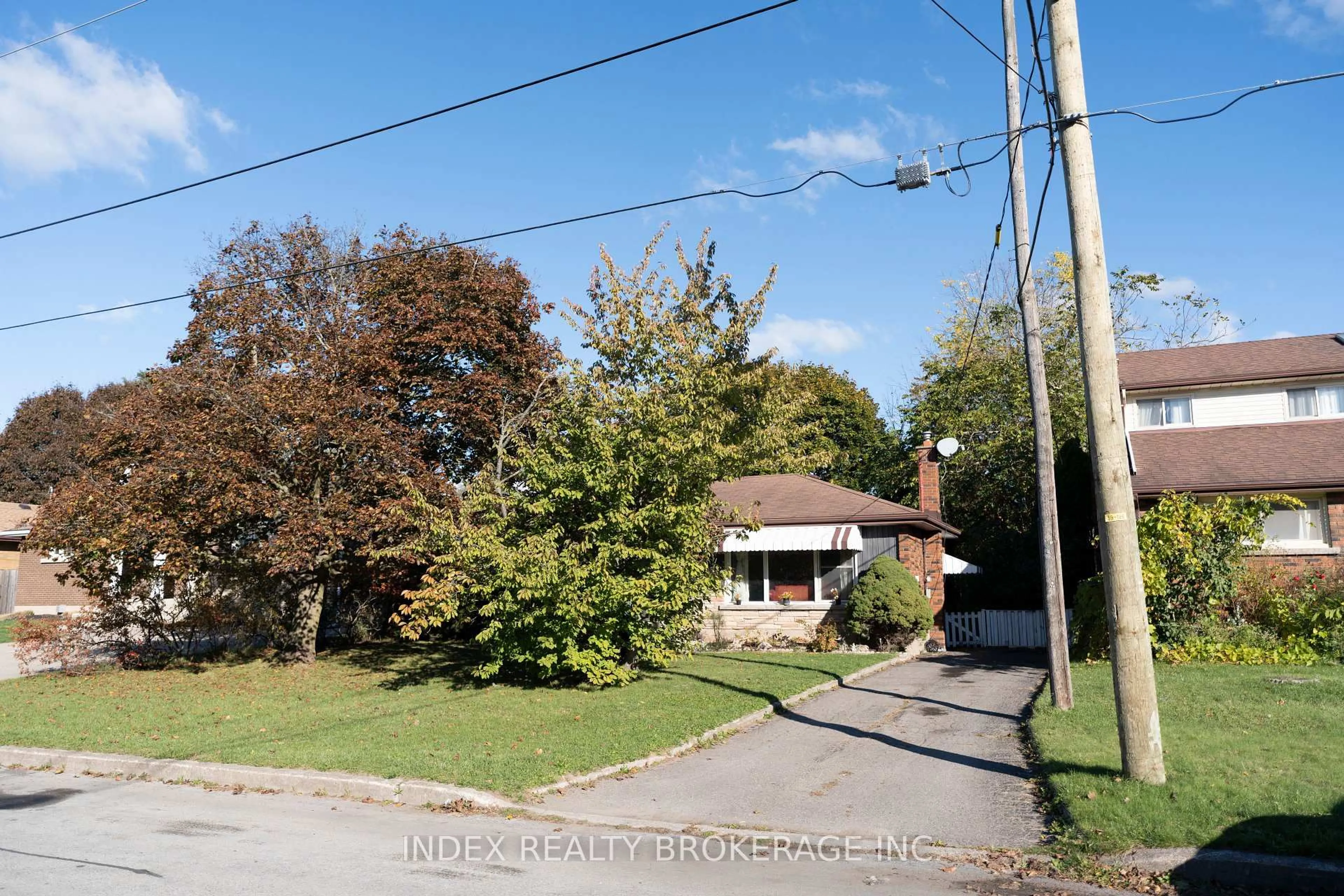 A pic from outside/outdoor area/front of a property/back of a property/a pic from drone, street for 3664 Arlington Ave, Niagara Falls Ontario L2J 2X2