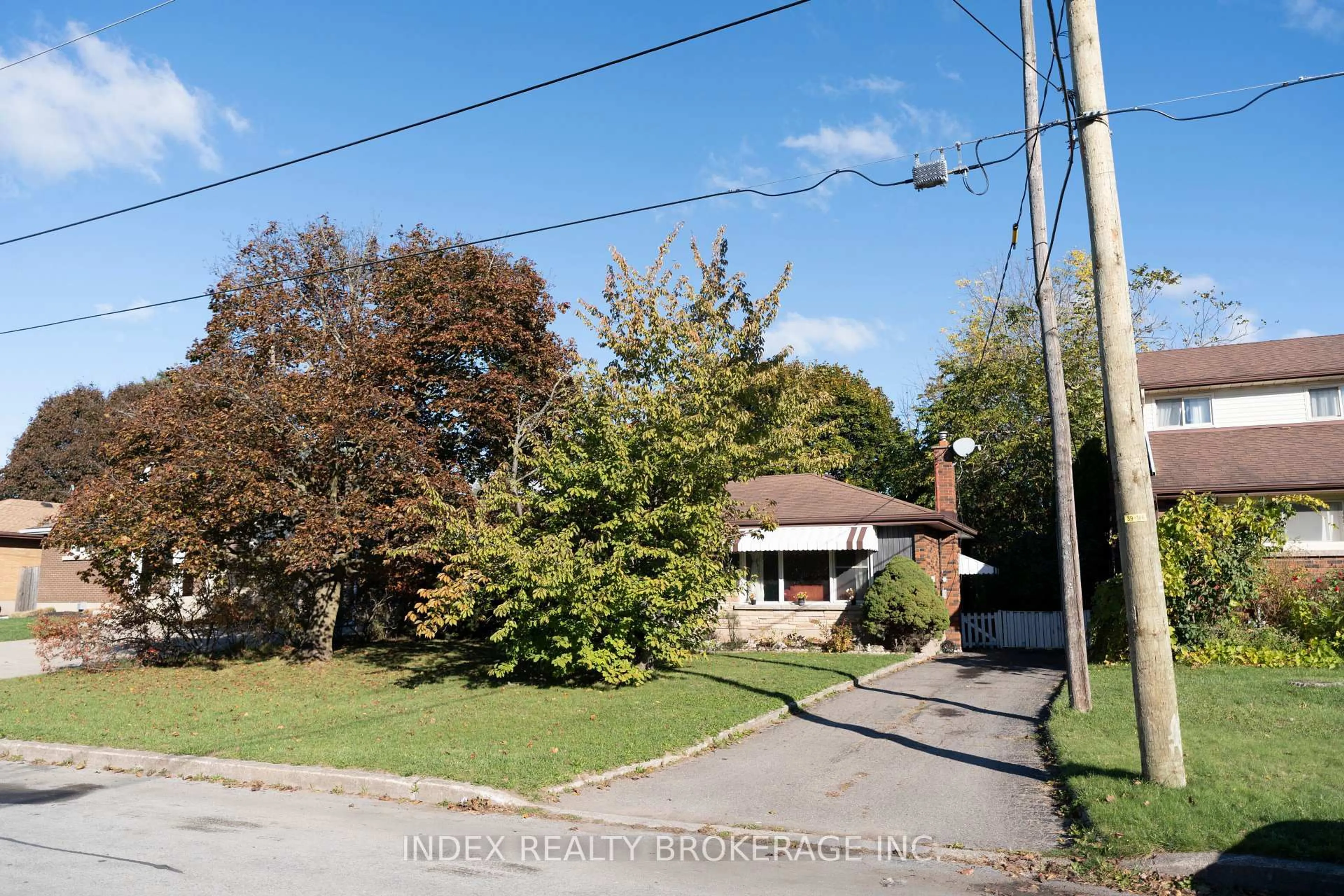 A pic from outside/outdoor area/front of a property/back of a property/a pic from drone, street for 3664 Arlington Ave, Niagara Falls Ontario L2J 2X2