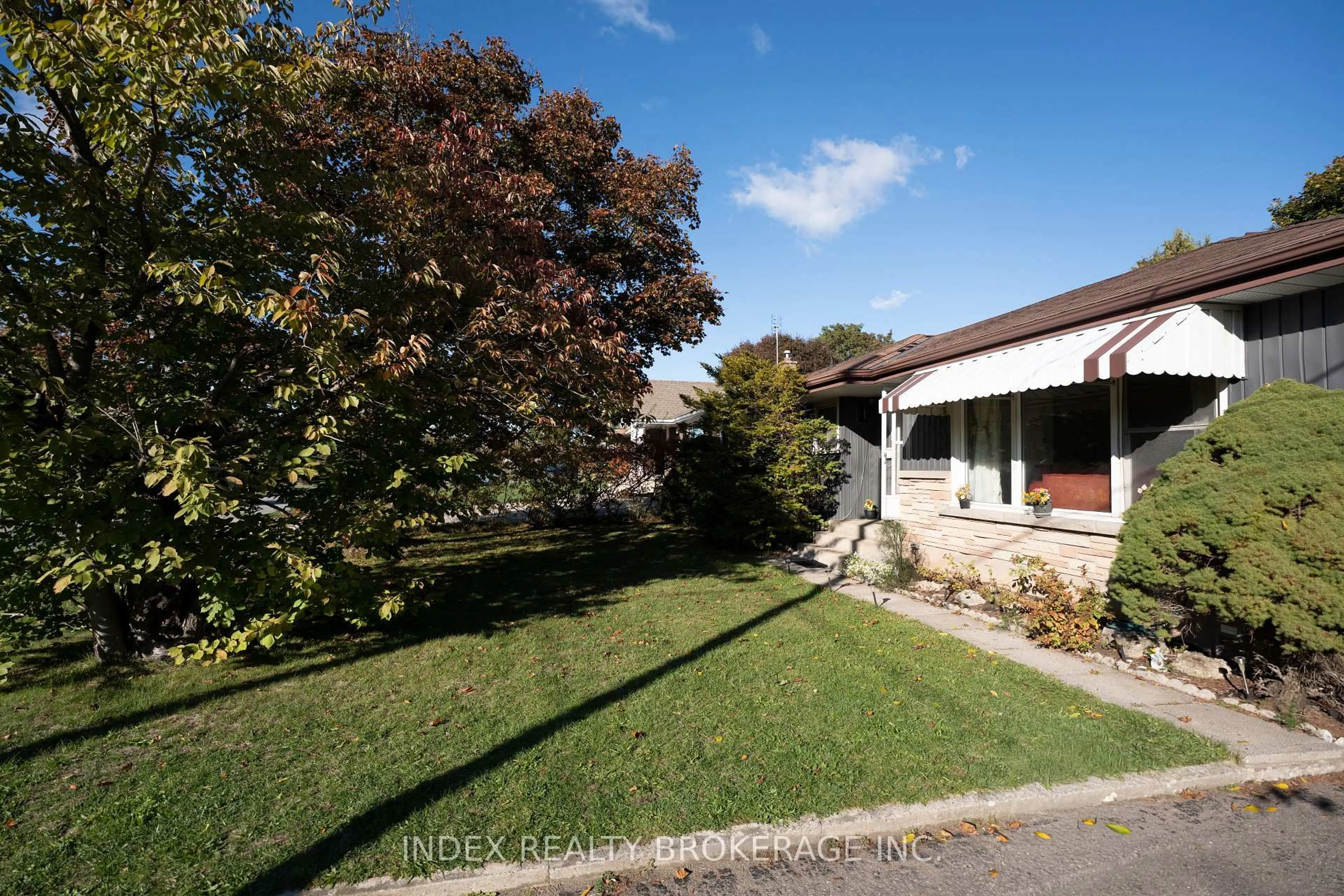 A pic from outside/outdoor area/front of a property/back of a property/a pic from drone, street for 3664 Arlington Ave, Niagara Falls Ontario L2J 2X2