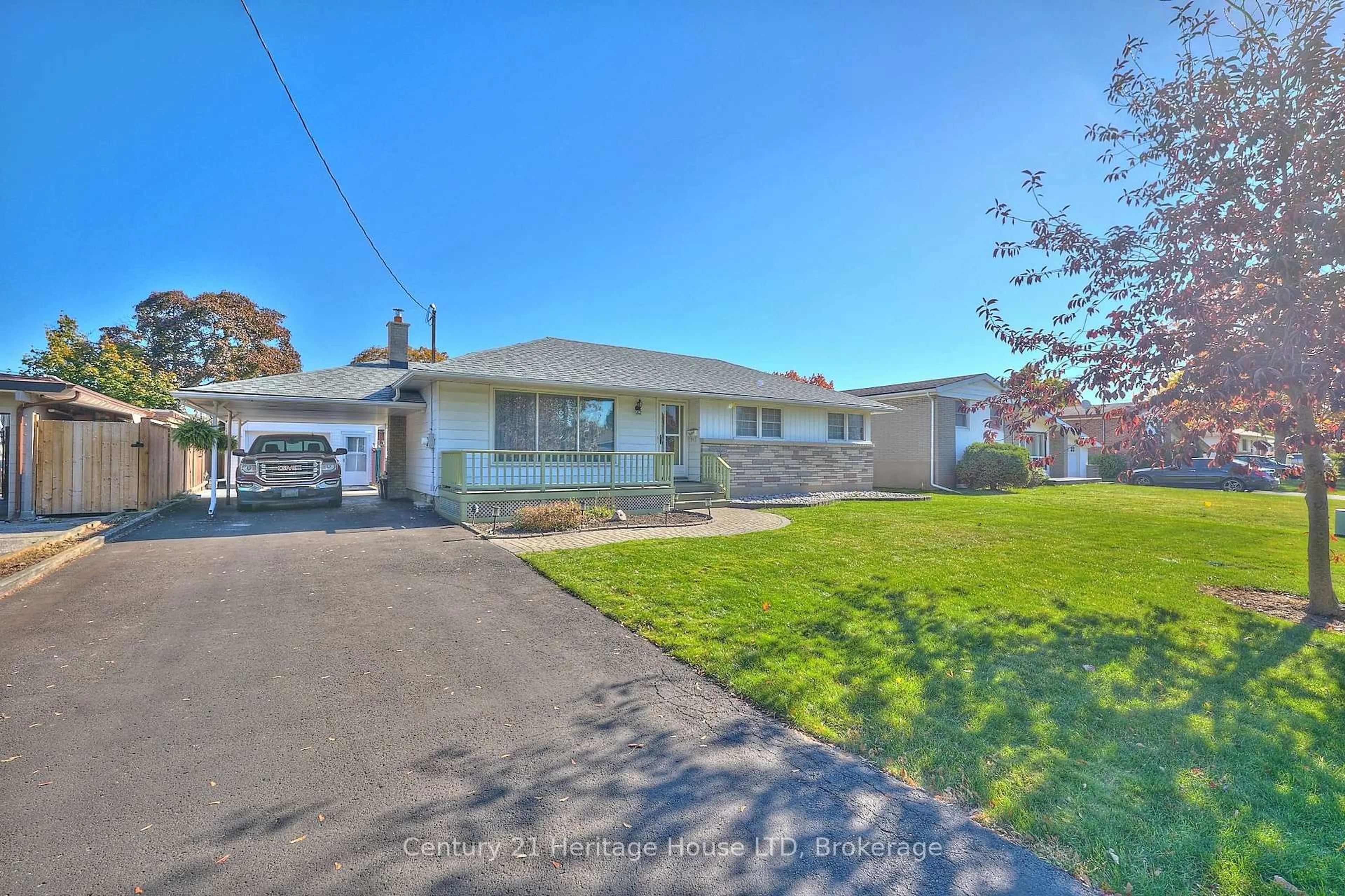 A pic from outside/outdoor area/front of a property/back of a property/a pic from drone, street for 82 Wakelin Terr, St. Catharines Ontario L2M 4K9
