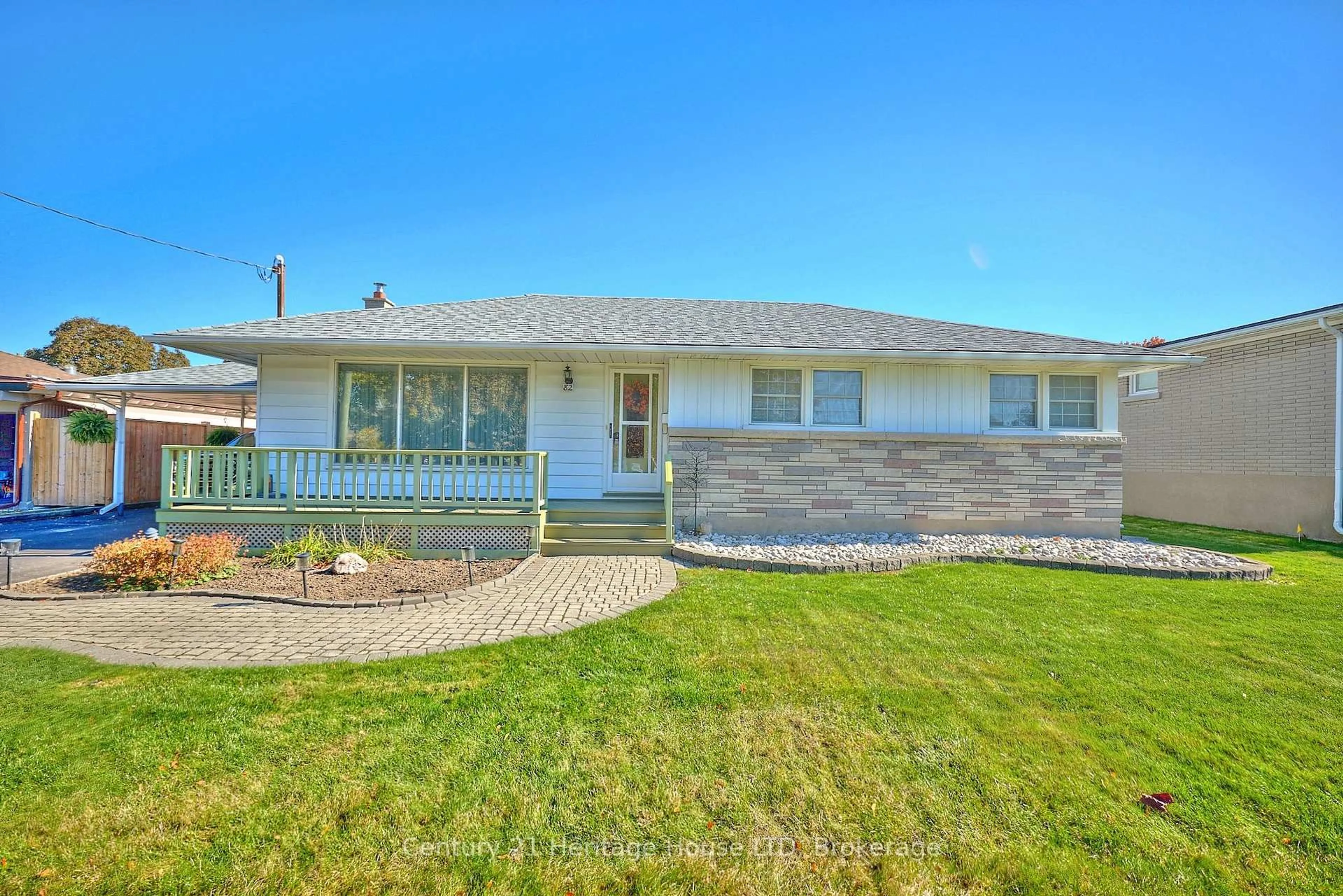 Home with vinyl exterior material, water/lake/river/ocean view for 82 Wakelin Terr, St. Catharines Ontario L2M 4K9