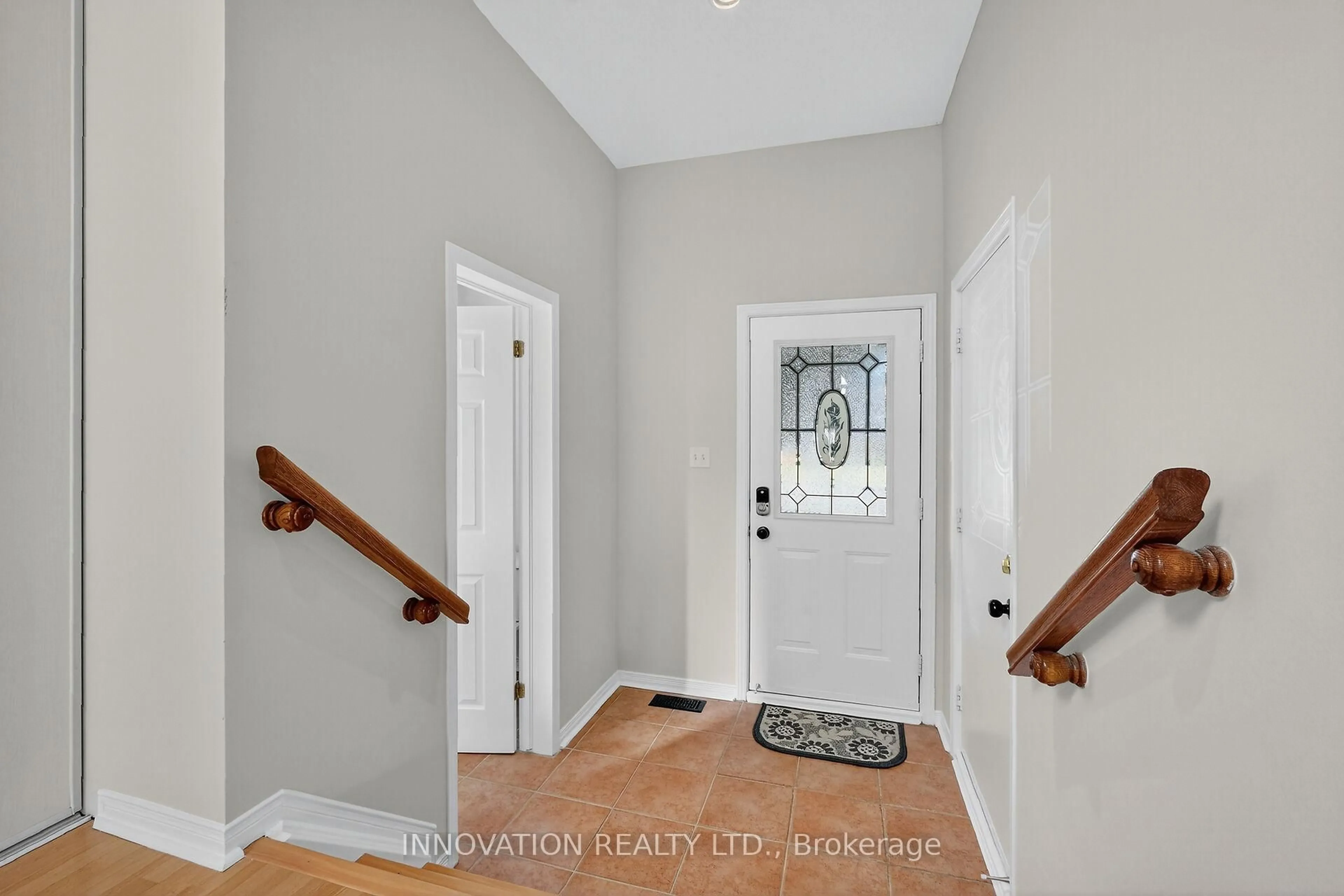 Indoor entryway for 57 Flowertree Cres, Ottawa Ontario K2M 2R7