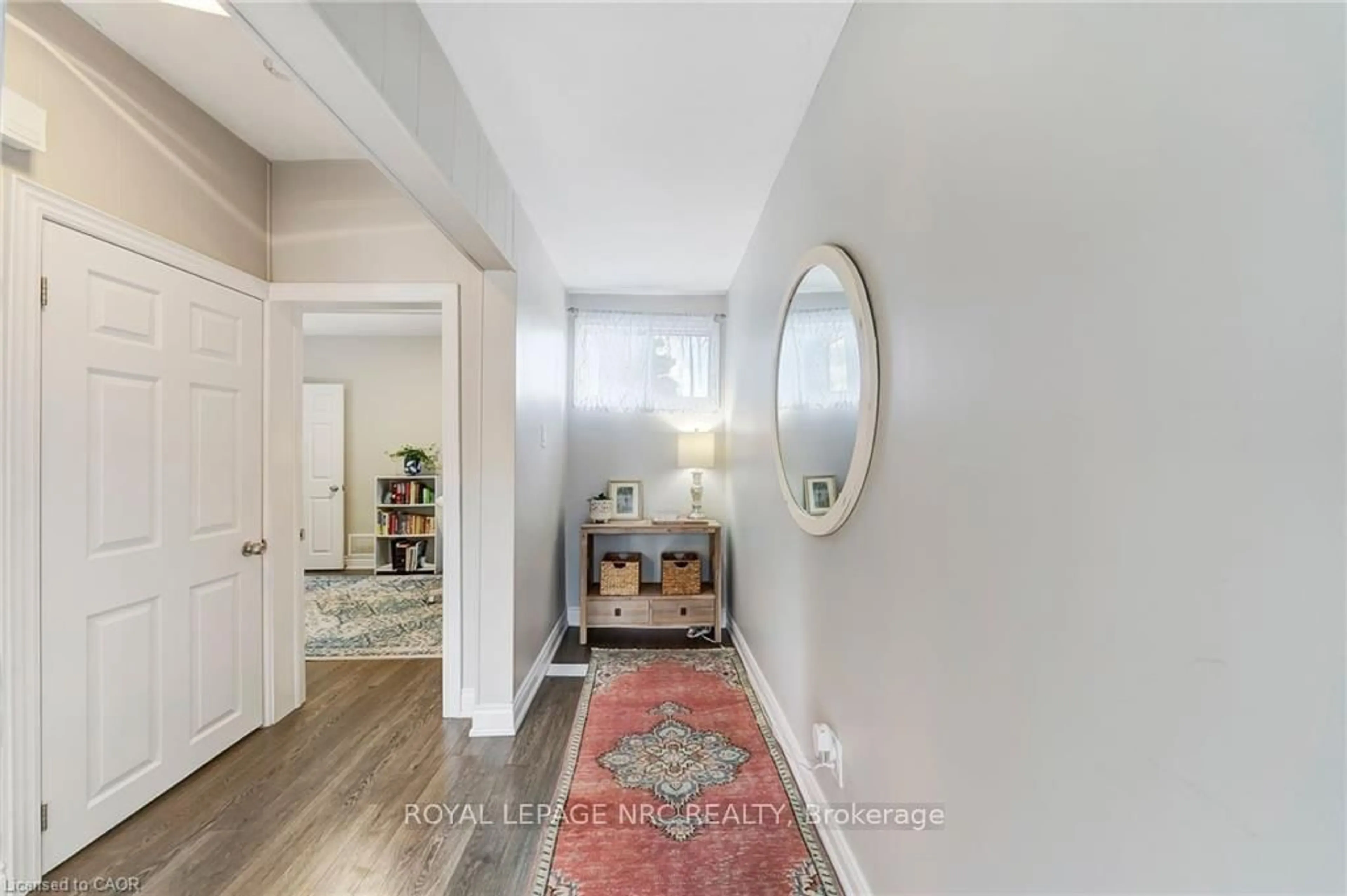 Indoor entryway for 260 Sanatorium Rd, Hamilton Ontario L9C 1Z9