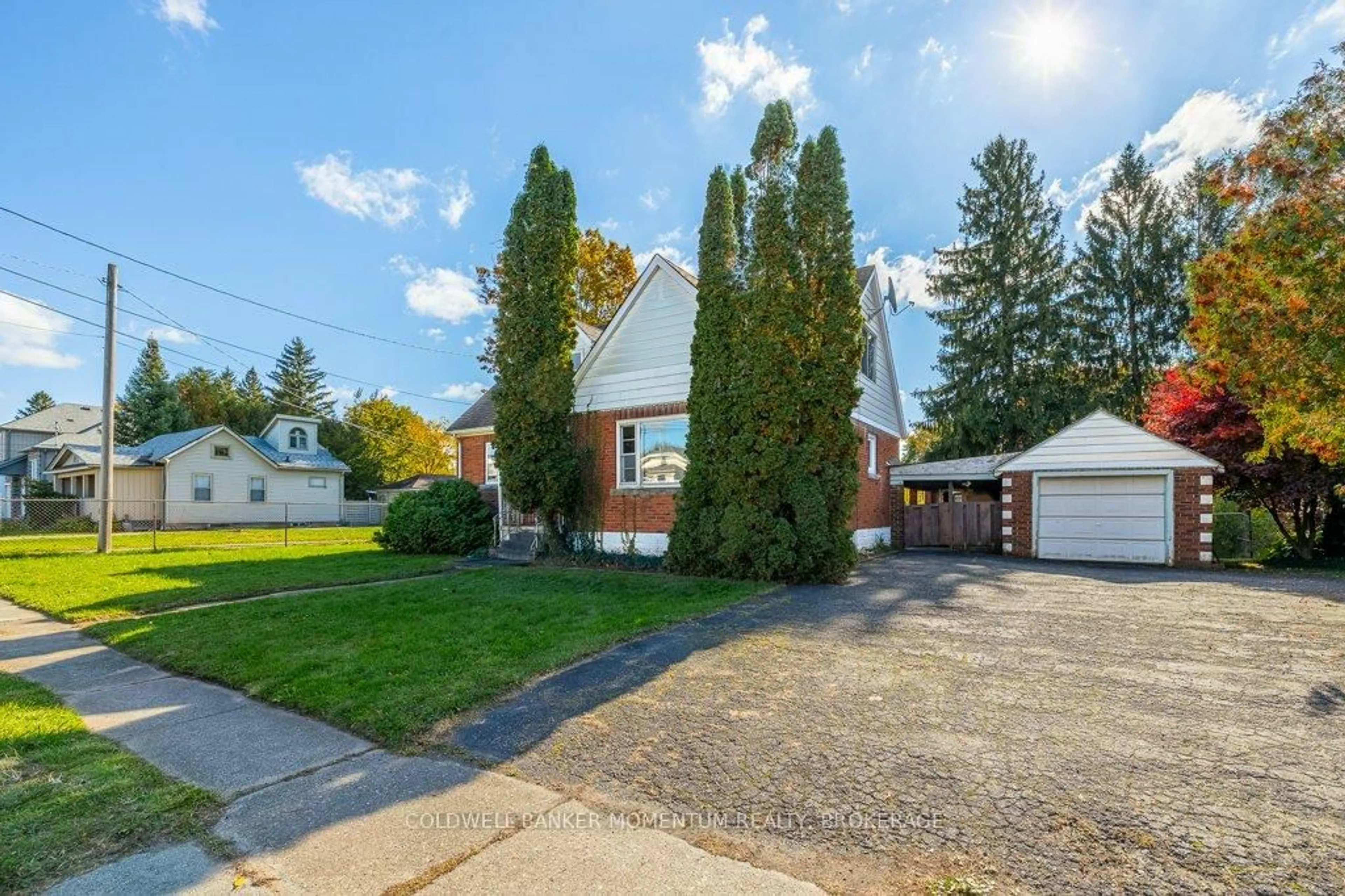 A pic from outside/outdoor area/front of a property/back of a property/a pic from drone, street for 6532 MURRAY St, Niagara Falls Ontario L2G 2K7