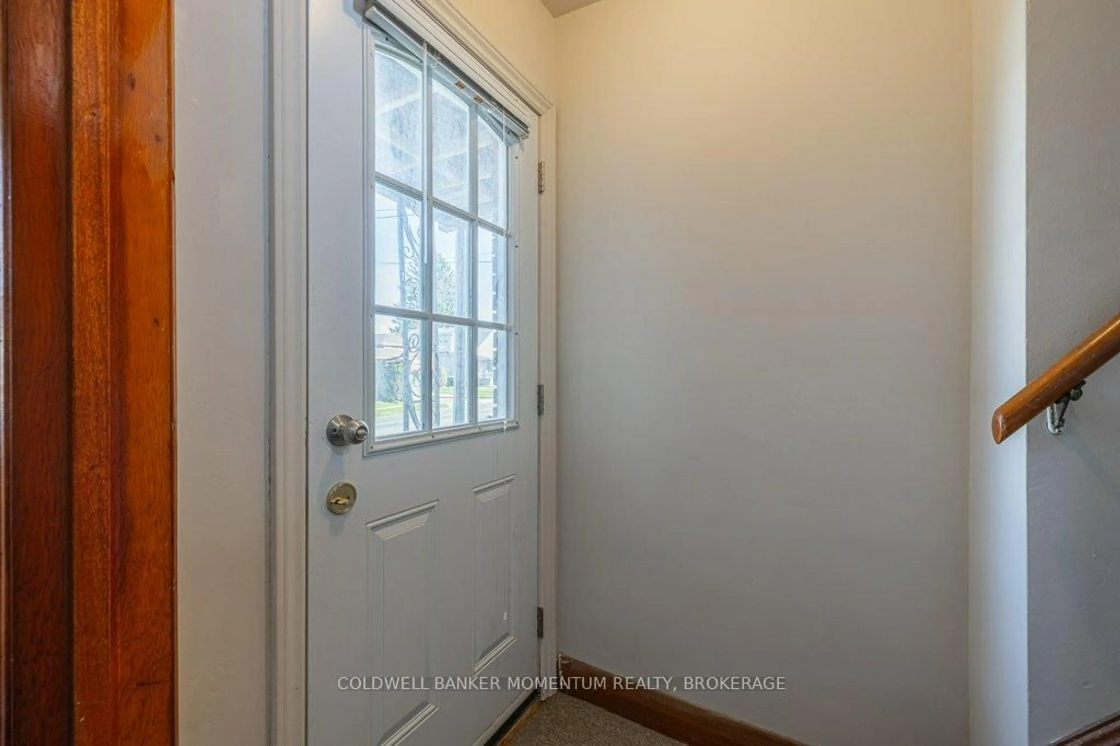 Indoor entryway for 6532 MURRAY St, Niagara Falls Ontario L2G 2K7