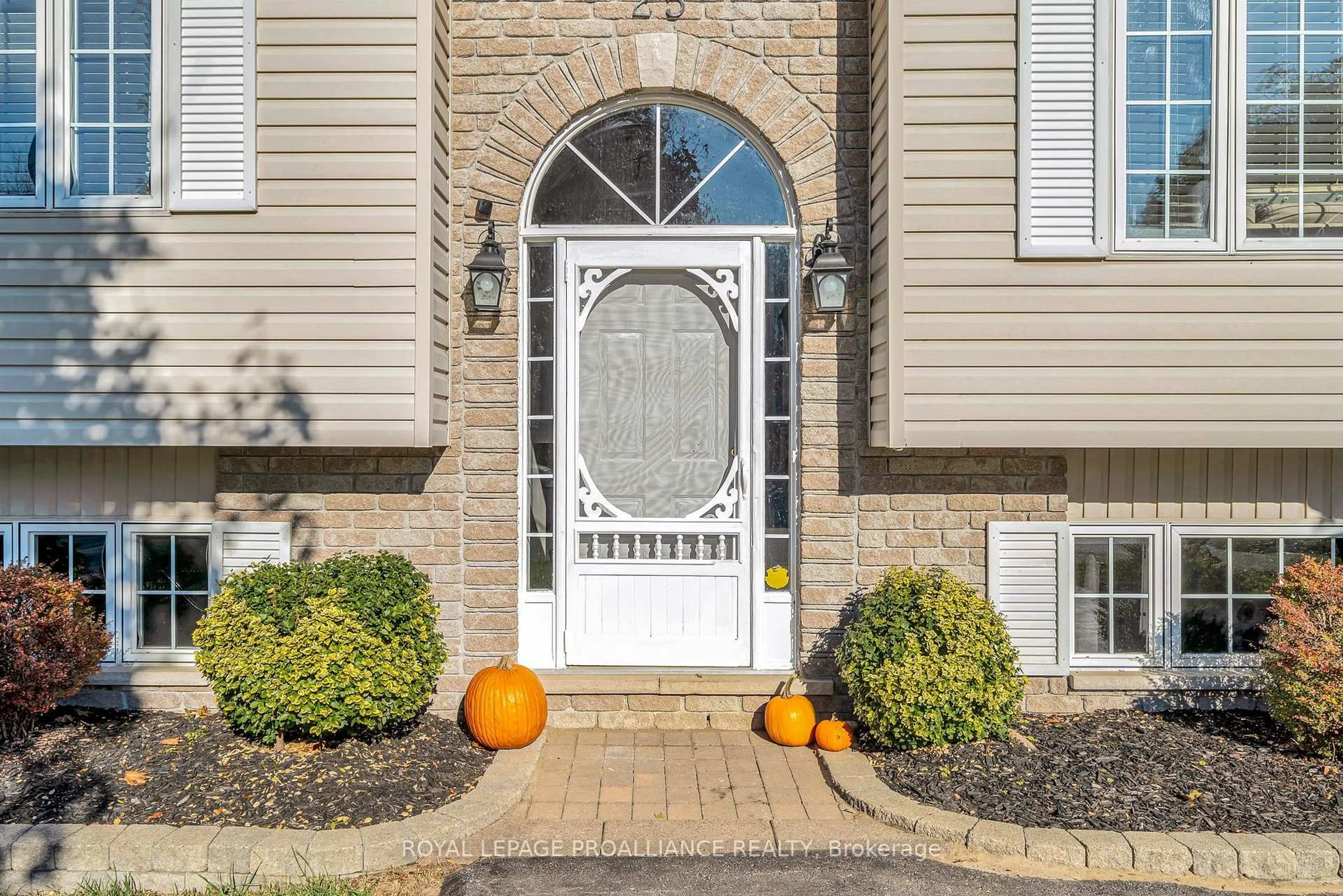 Indoor entryway for 25 Faraday Gdns, Belleville Ontario K8P 5J5