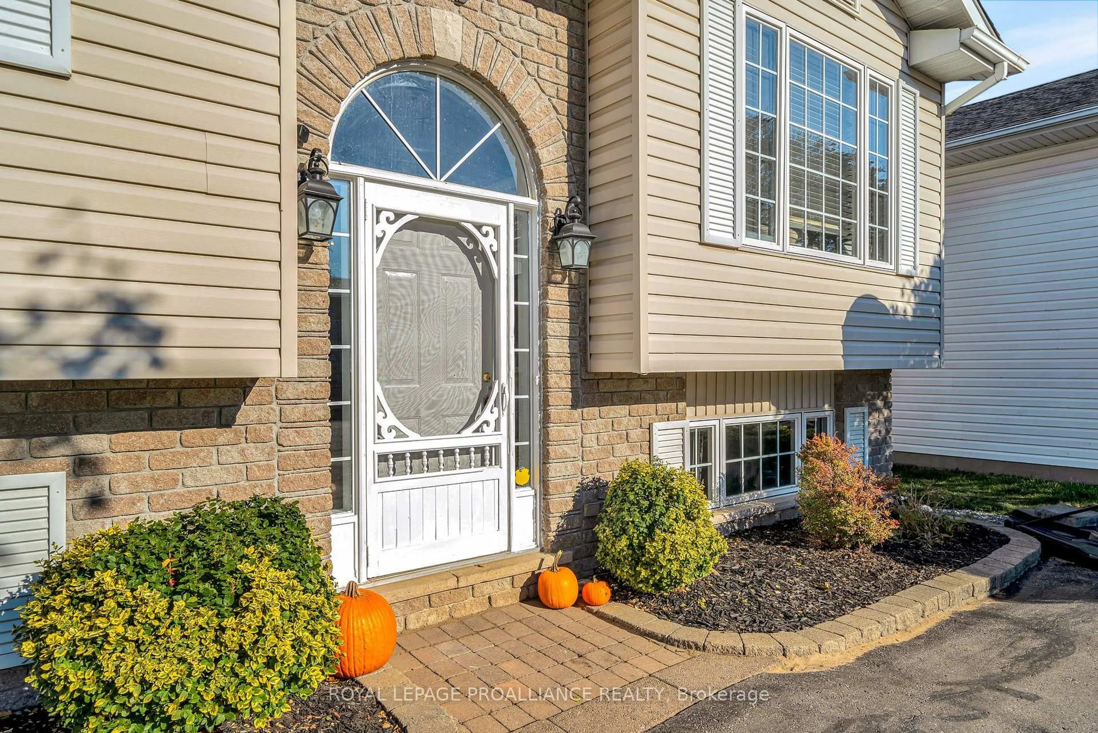 Unknown for 25 Faraday Gdns, Belleville Ontario K8P 5J5