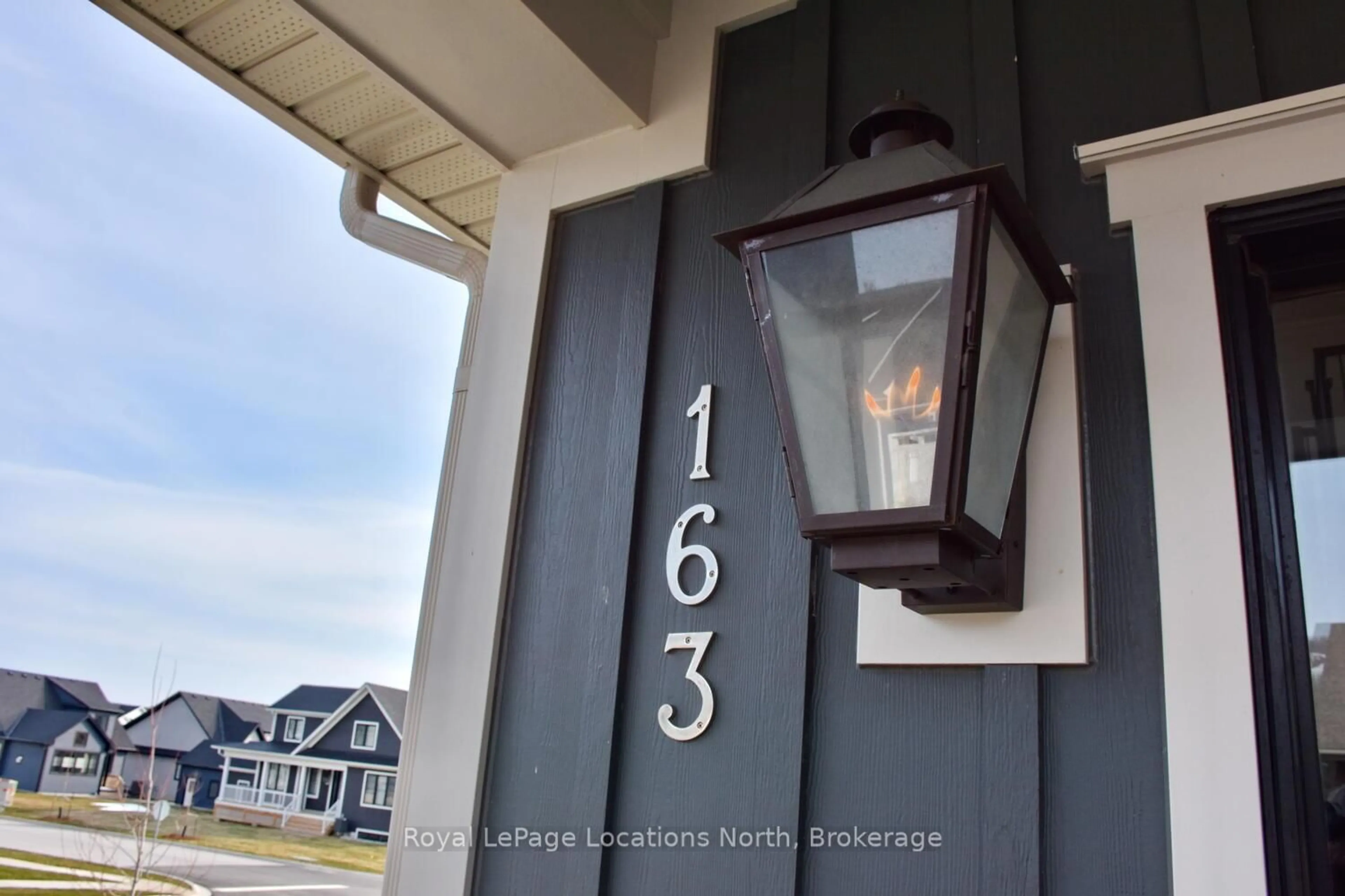 Indoor entryway for 163 Courtland St, Blue Mountains Ontario L9Y 5L7