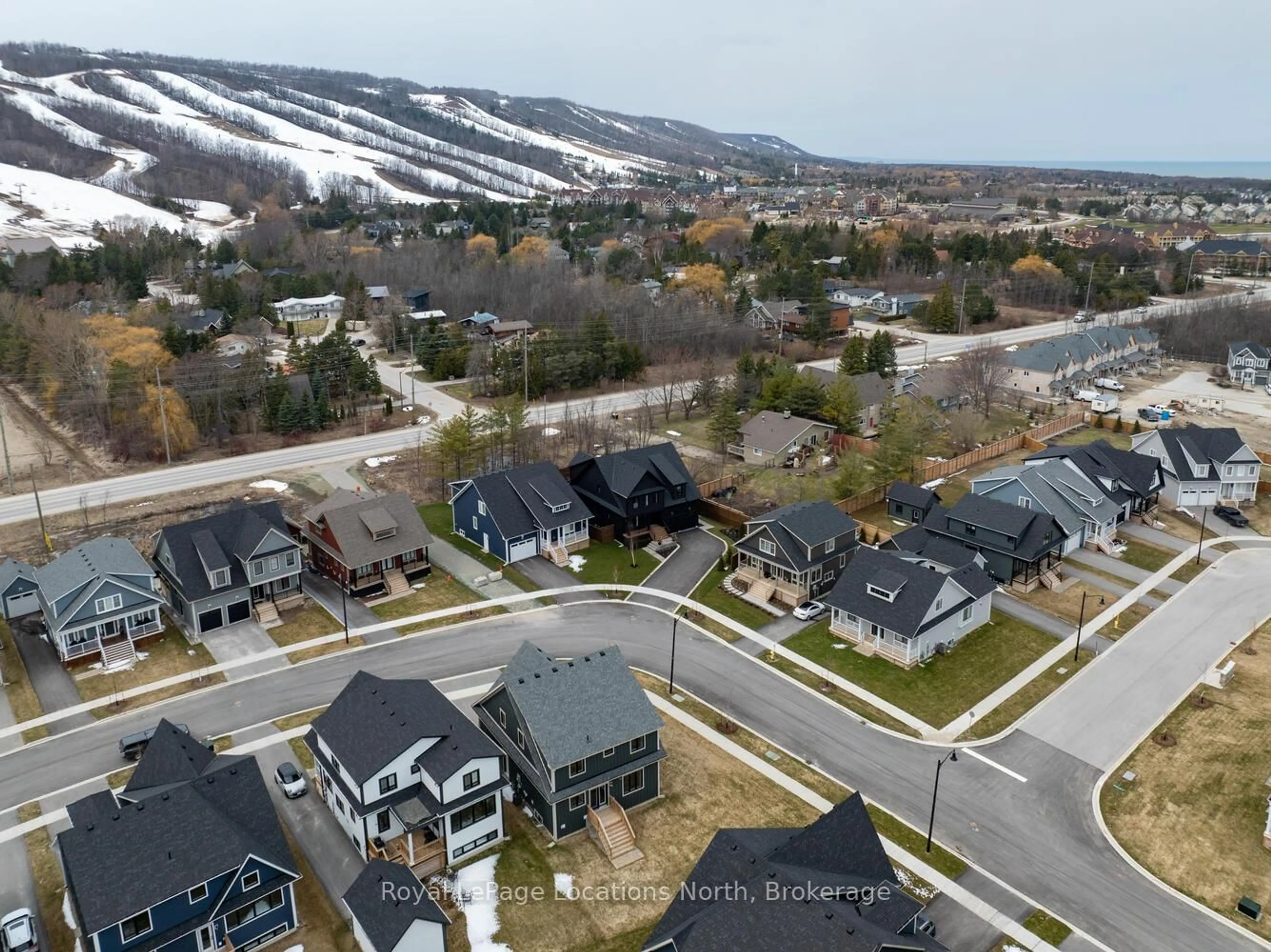 A pic from outside/outdoor area/front of a property/back of a property/a pic from drone, mountain view for 163 Courtland St, Blue Mountains Ontario L9Y 5L7