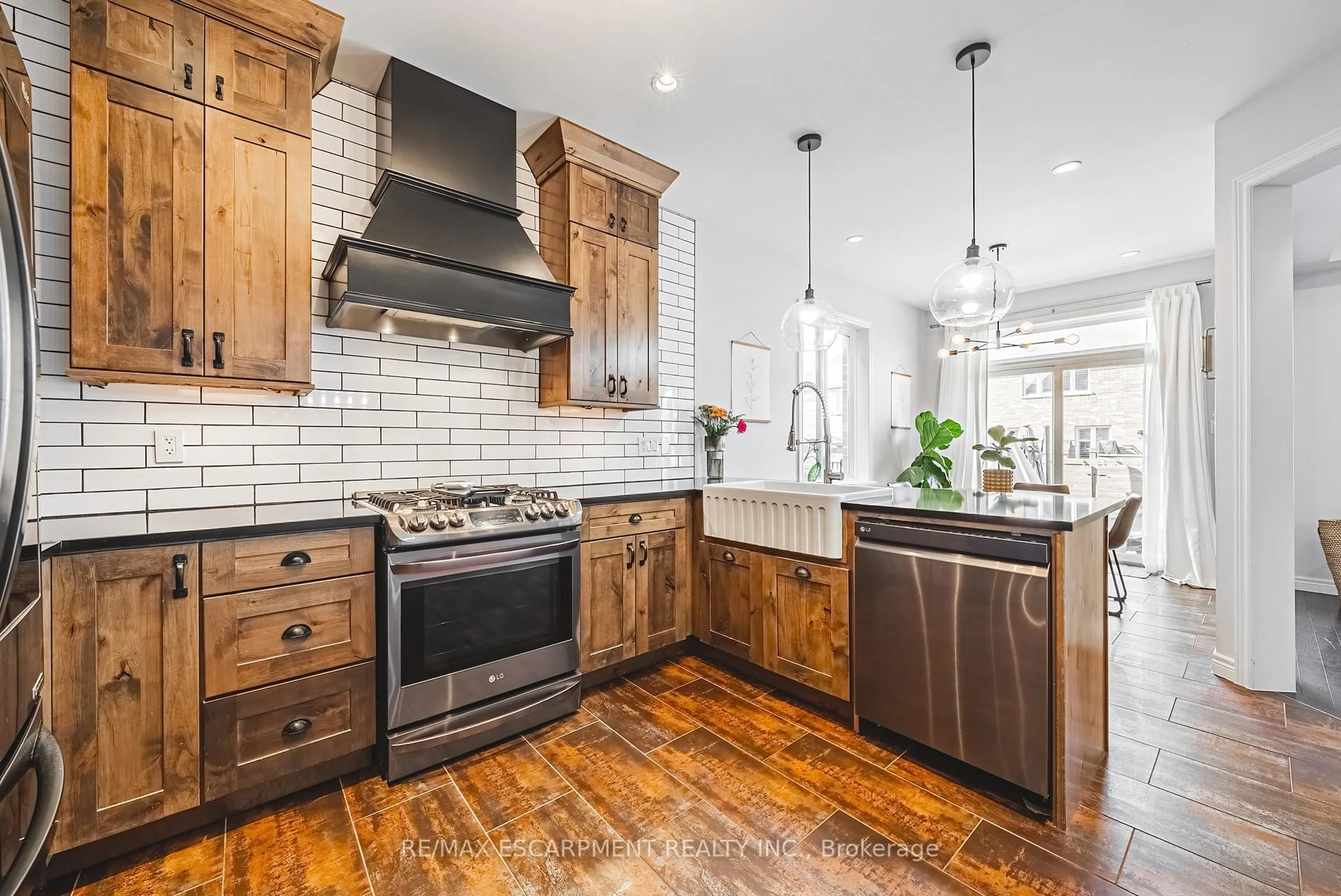 Unknown for 8 Matteo Tr, Hamilton Ontario L9B 0E8