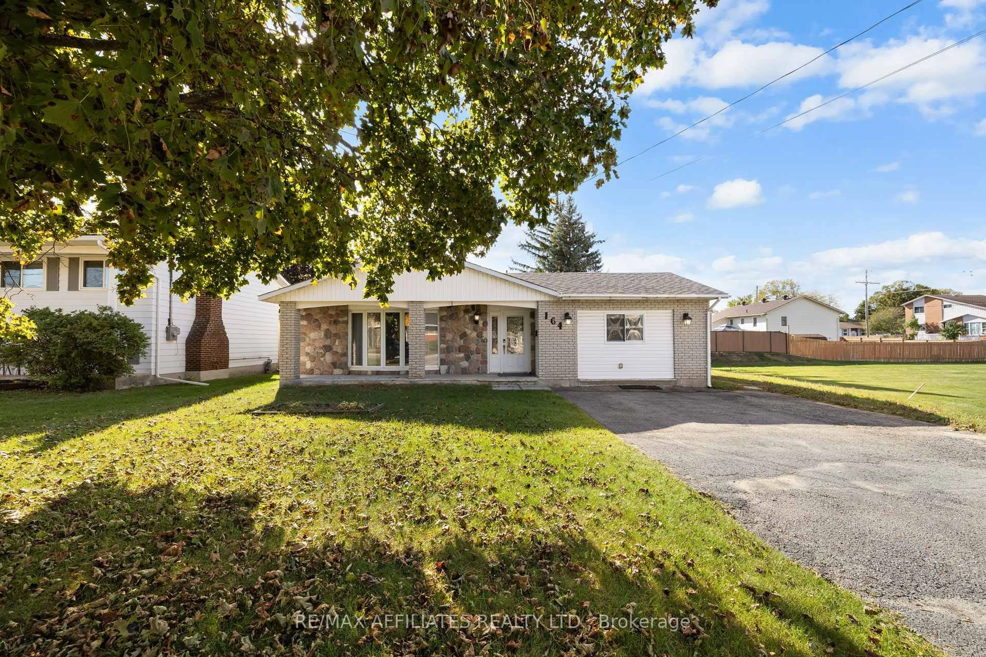 Home with vinyl exterior material, street for 164 Napoleon St, Carleton Place Ontario K7C 2W9