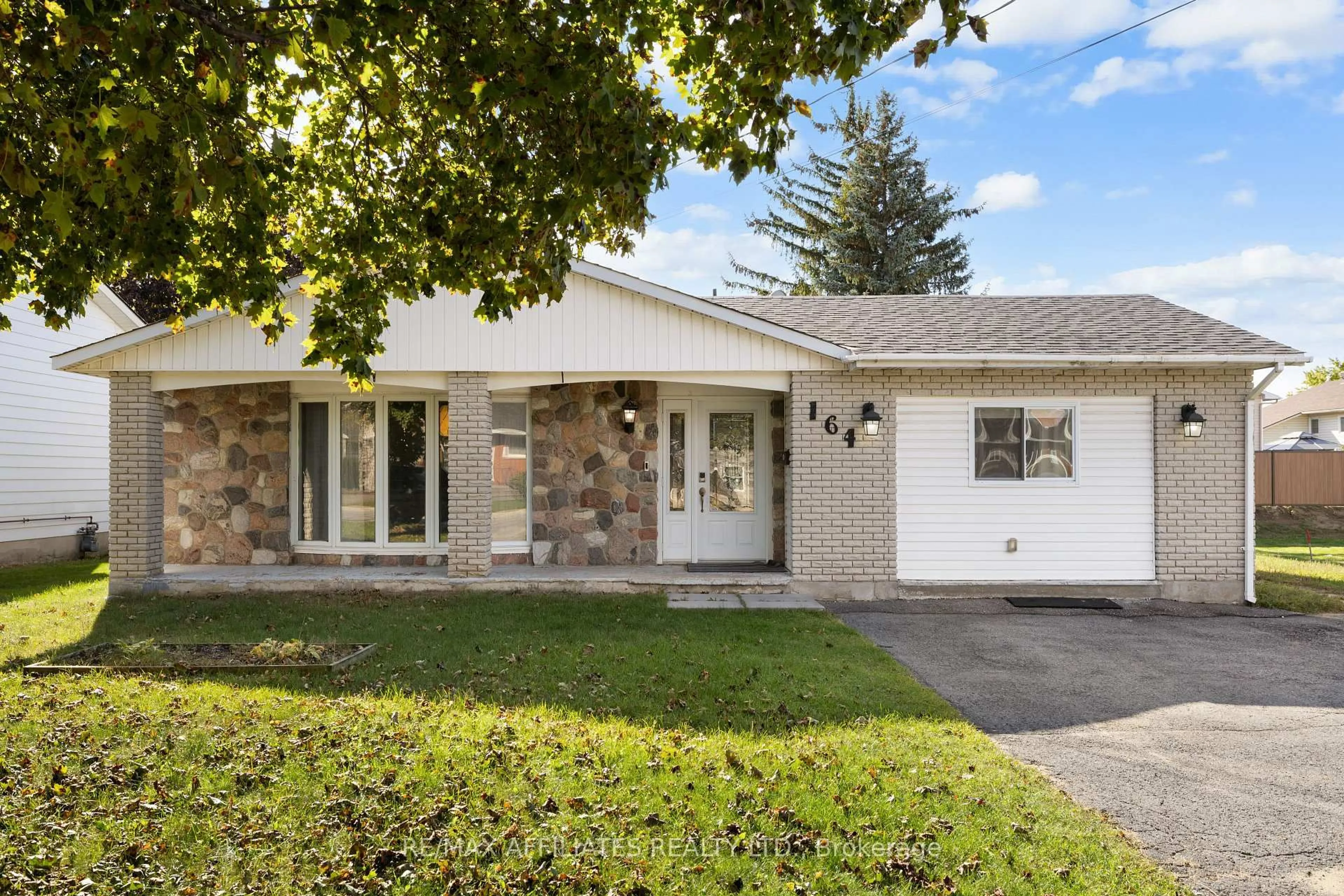 Home with vinyl exterior material, street for 164 Napoleon St, Carleton Place Ontario K7C 2W9