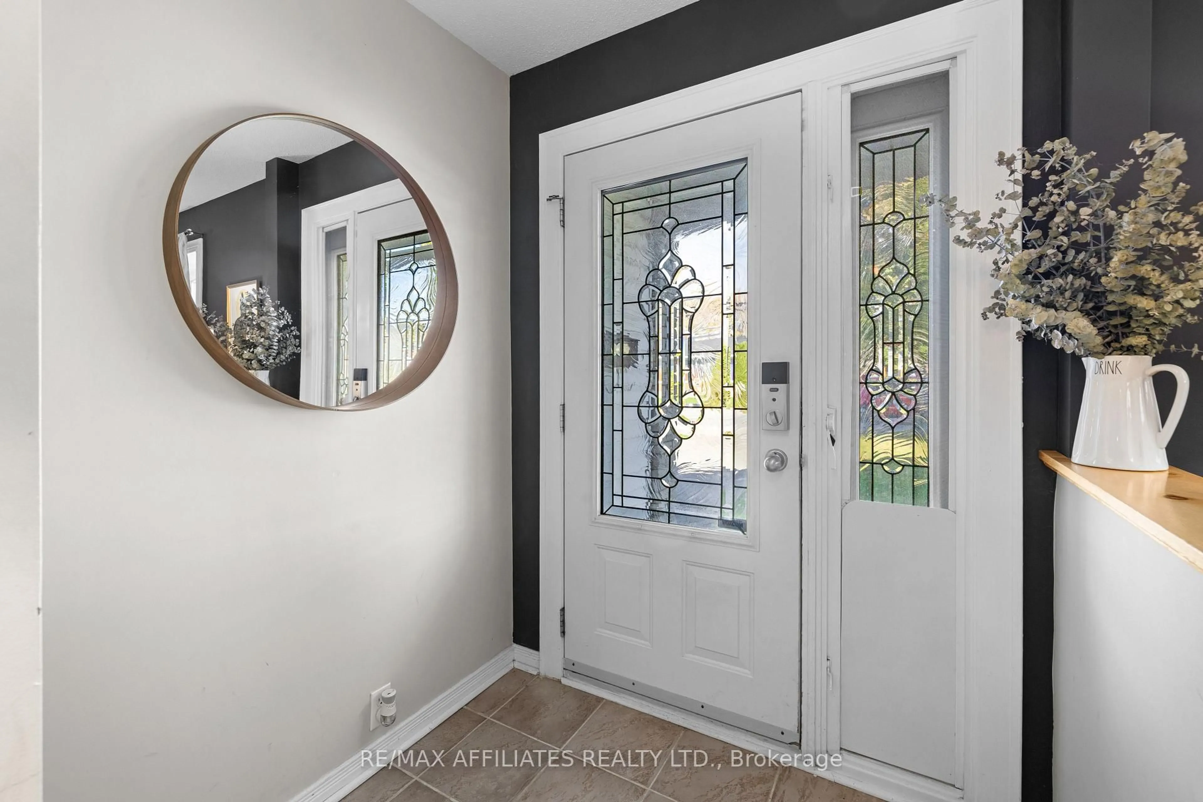 Indoor entryway for 164 Napoleon St, Carleton Place Ontario K7C 2W9