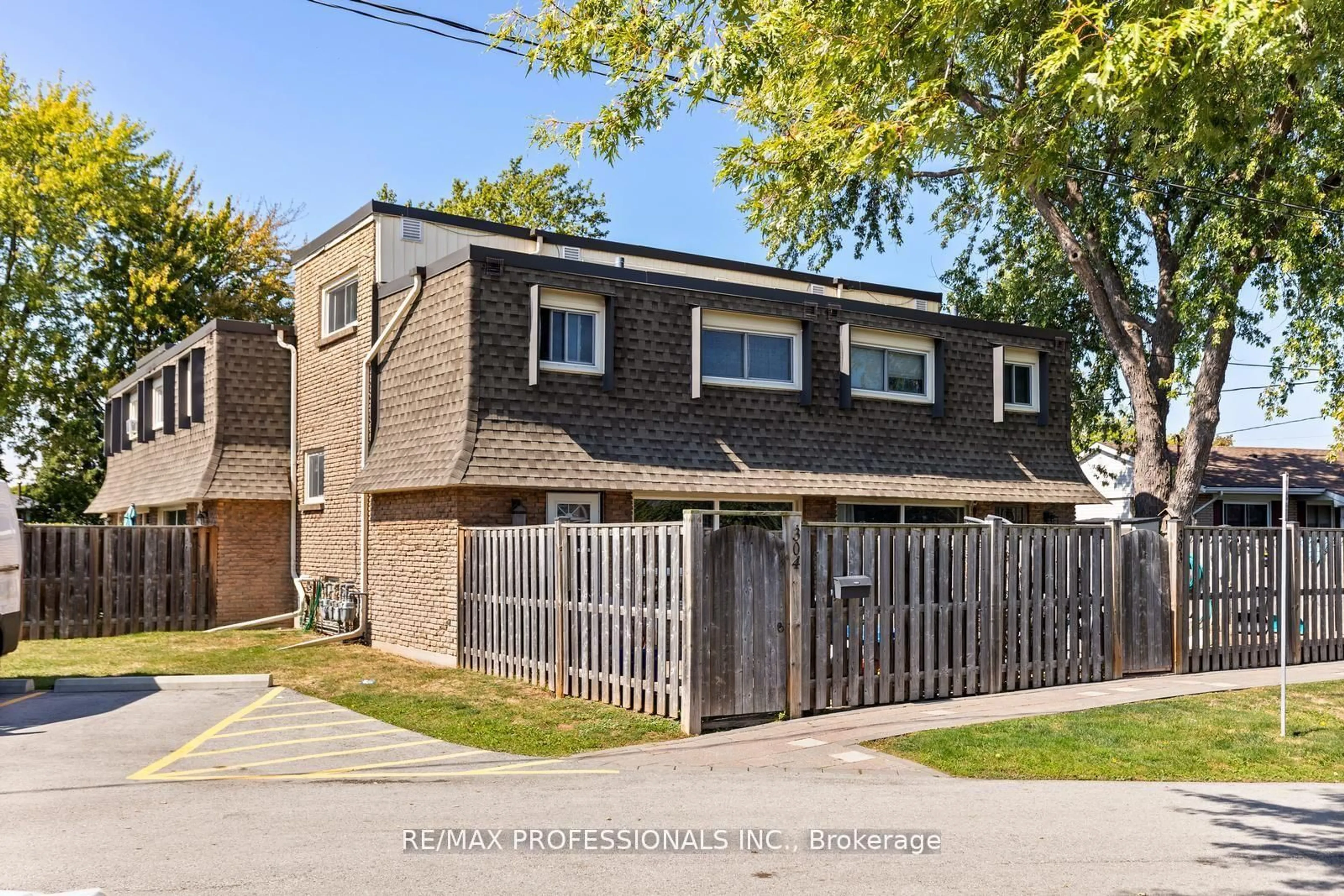 Home with brick exterior material, street for 5 Viking Crt #304, Grimsby Ontario L3M 3T8