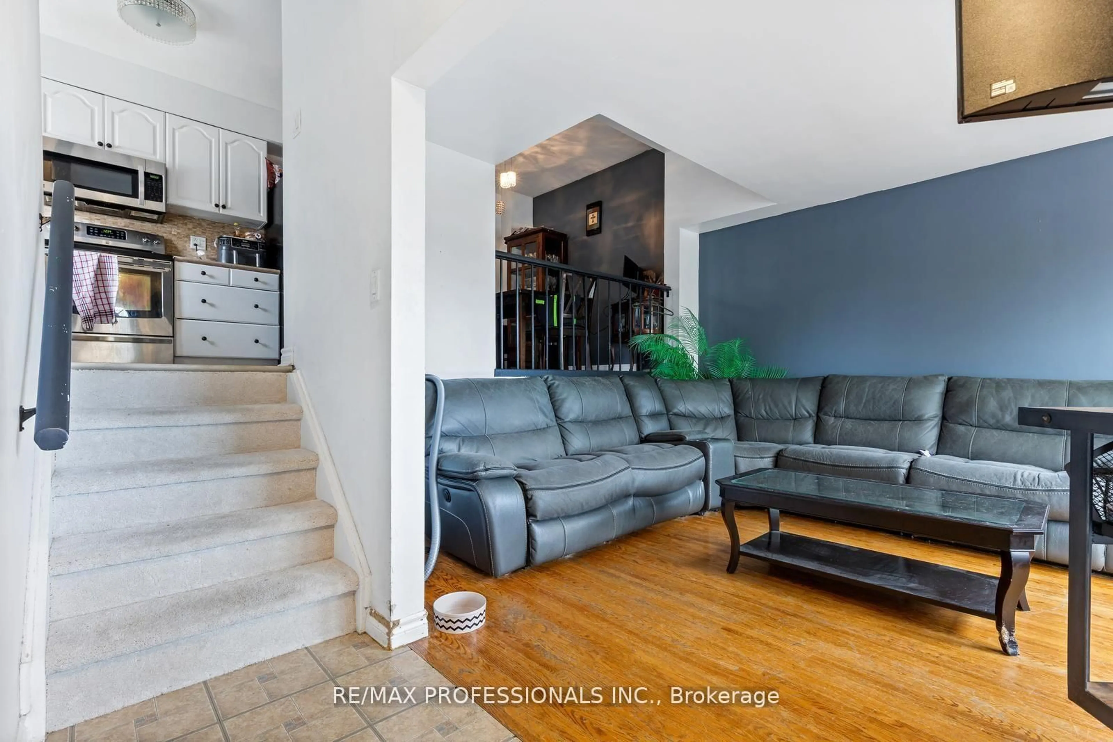 Living room with furniture, unknown for 5 Viking Crt #304, Grimsby Ontario L3M 3T8