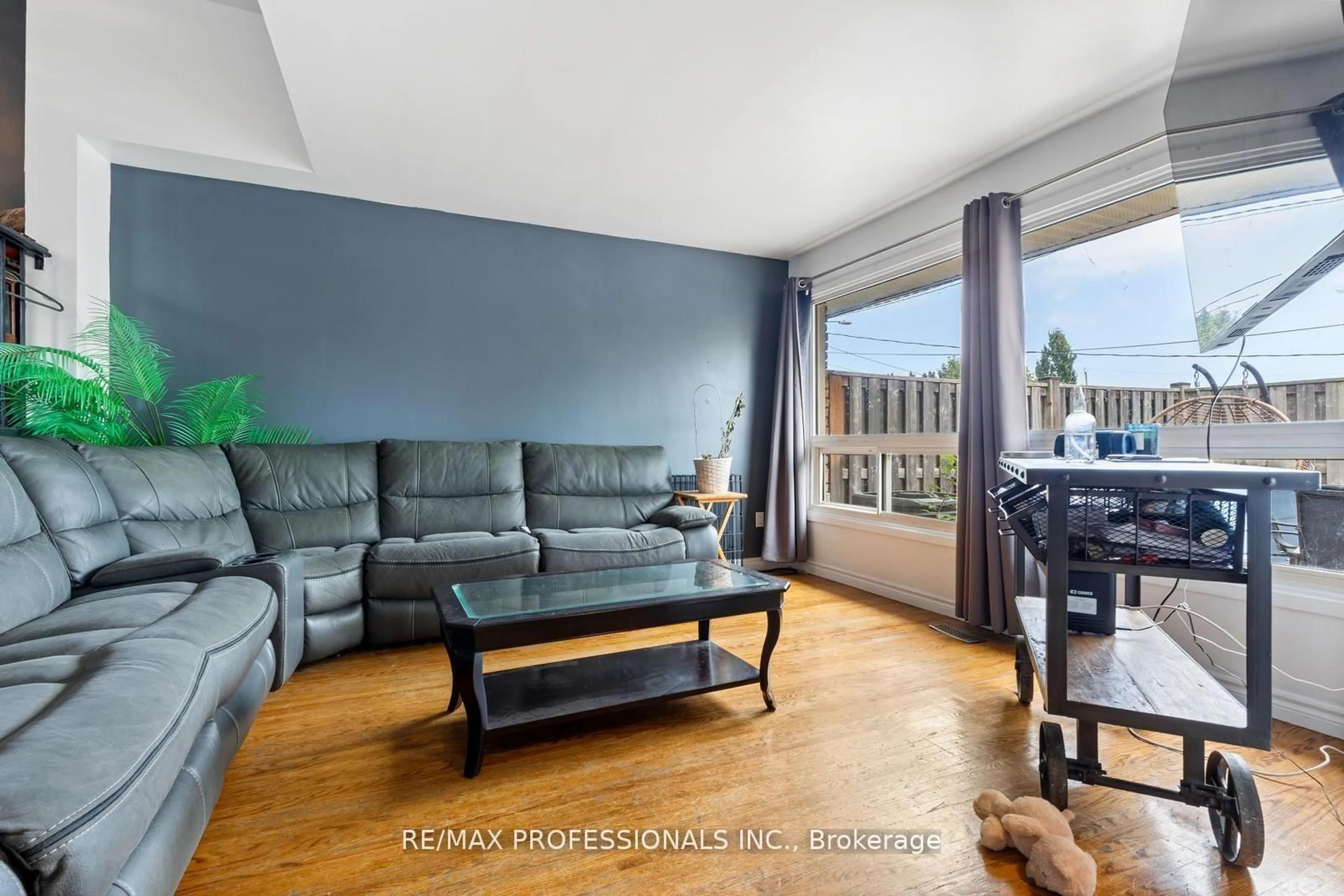 Living room with furniture, wood/laminate floor for 5 Viking Crt #304, Grimsby Ontario L3M 3T8