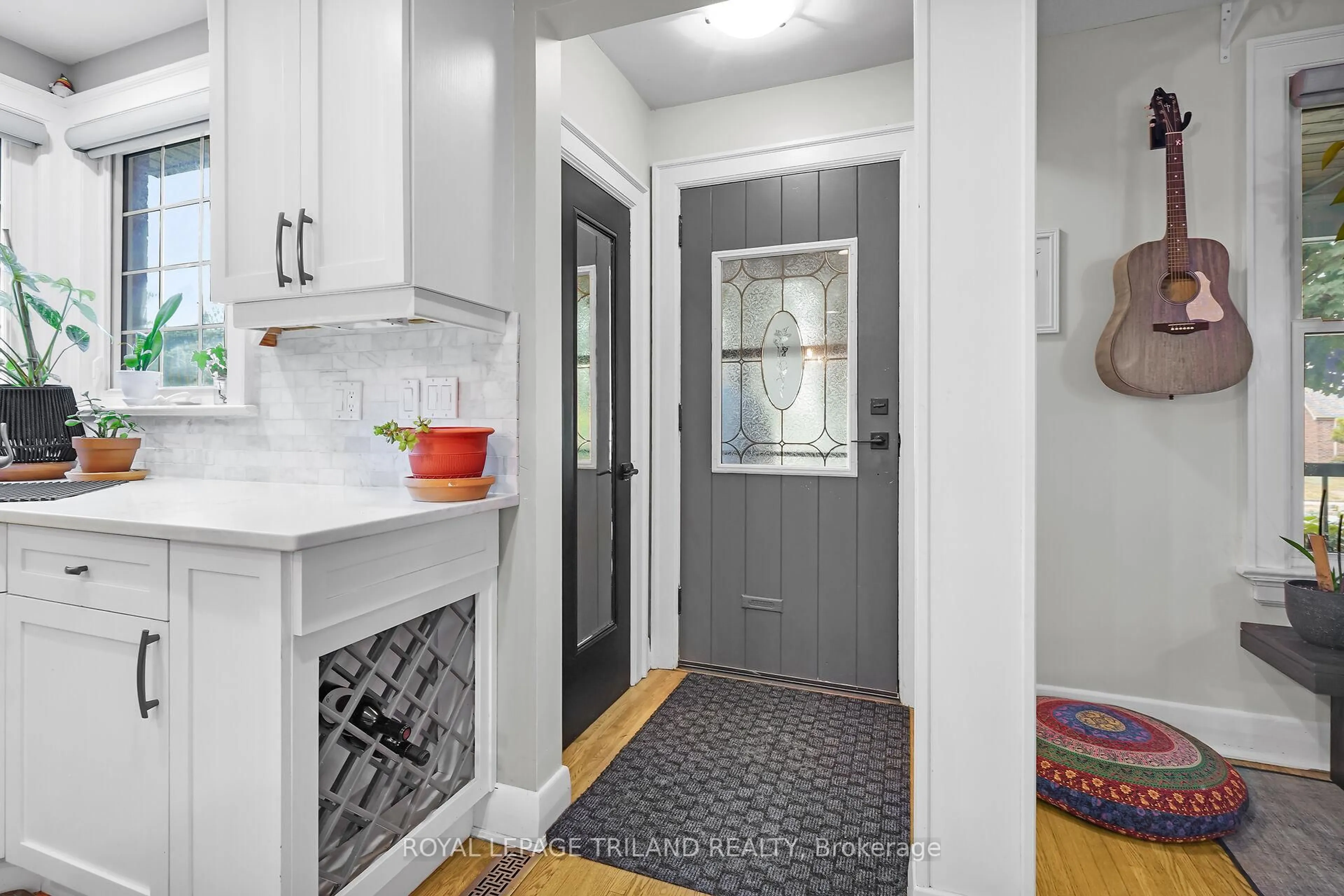 Indoor entryway for 87 Iroquois Ave, London South Ontario N6C 2K7