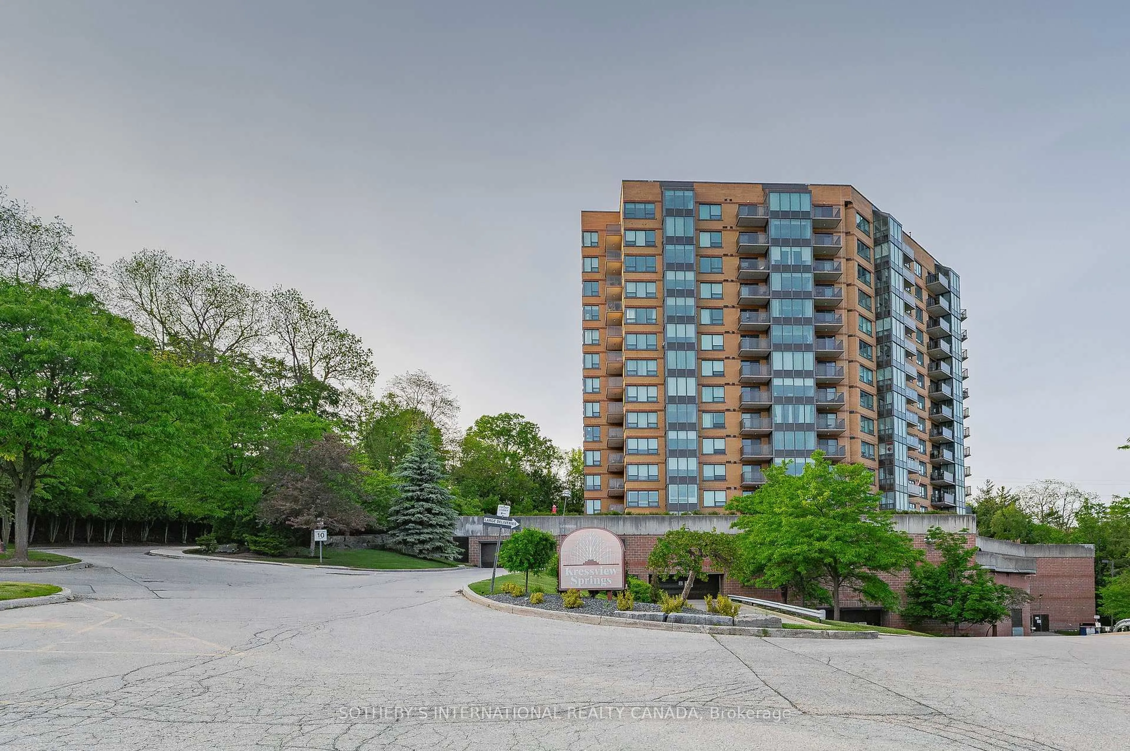 A pic from outside/outdoor area/front of a property/back of a property/a pic from drone, unknown for 237 King St #1003, Cambridge Ontario N3H 5L2