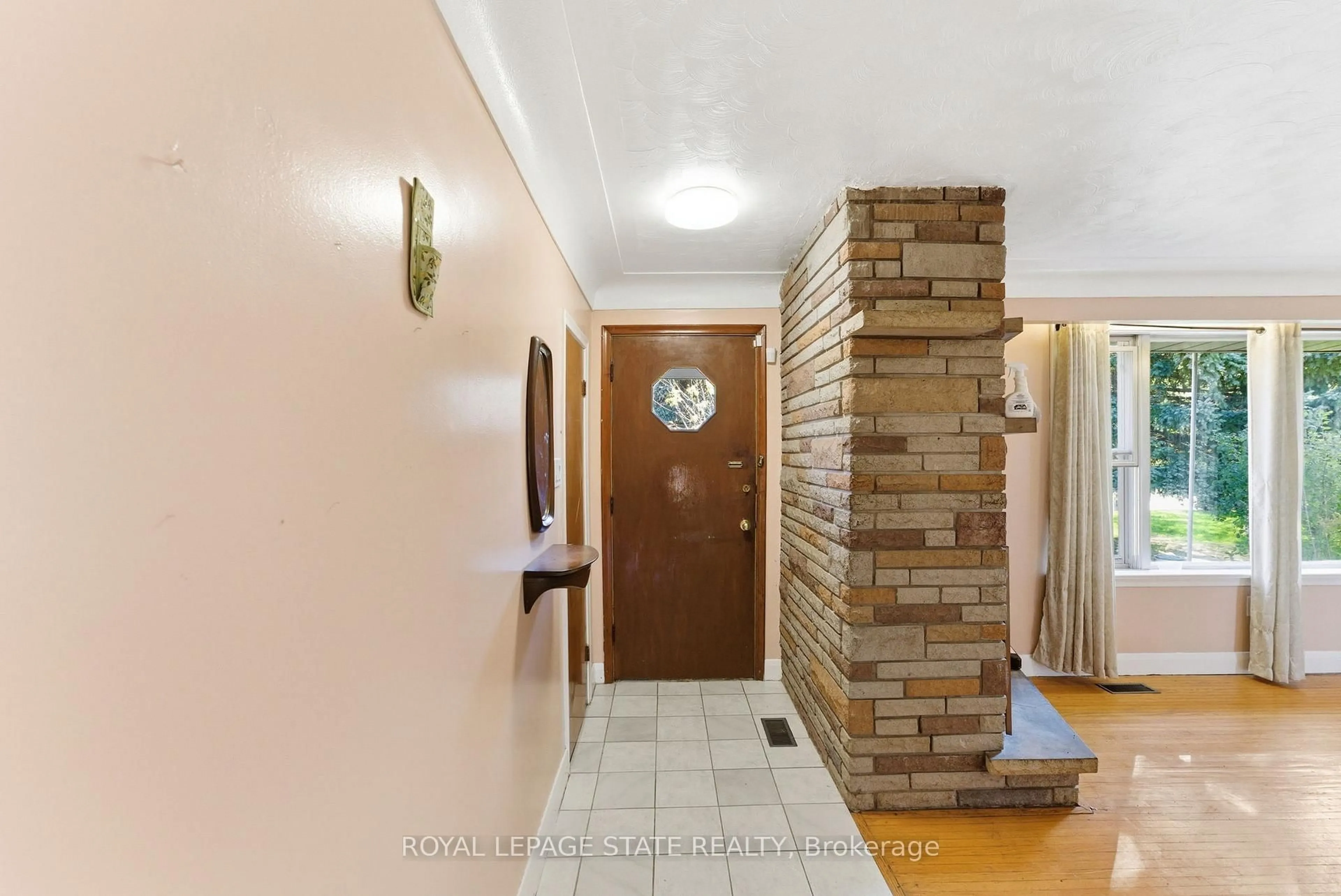 Indoor entryway for 2088 Upper James St, Hamilton Ontario L0R 1W0