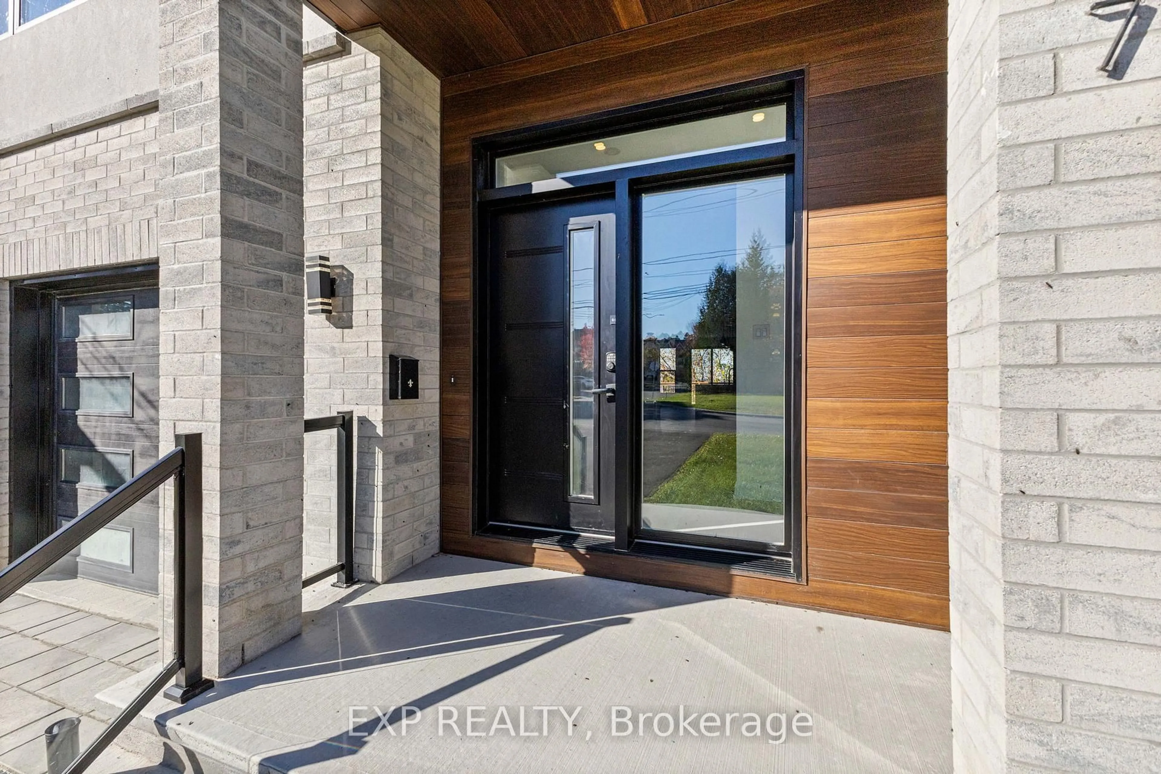 Indoor entryway for 6817 Notre Dame St, Orleans Ontario K1C 1H4
