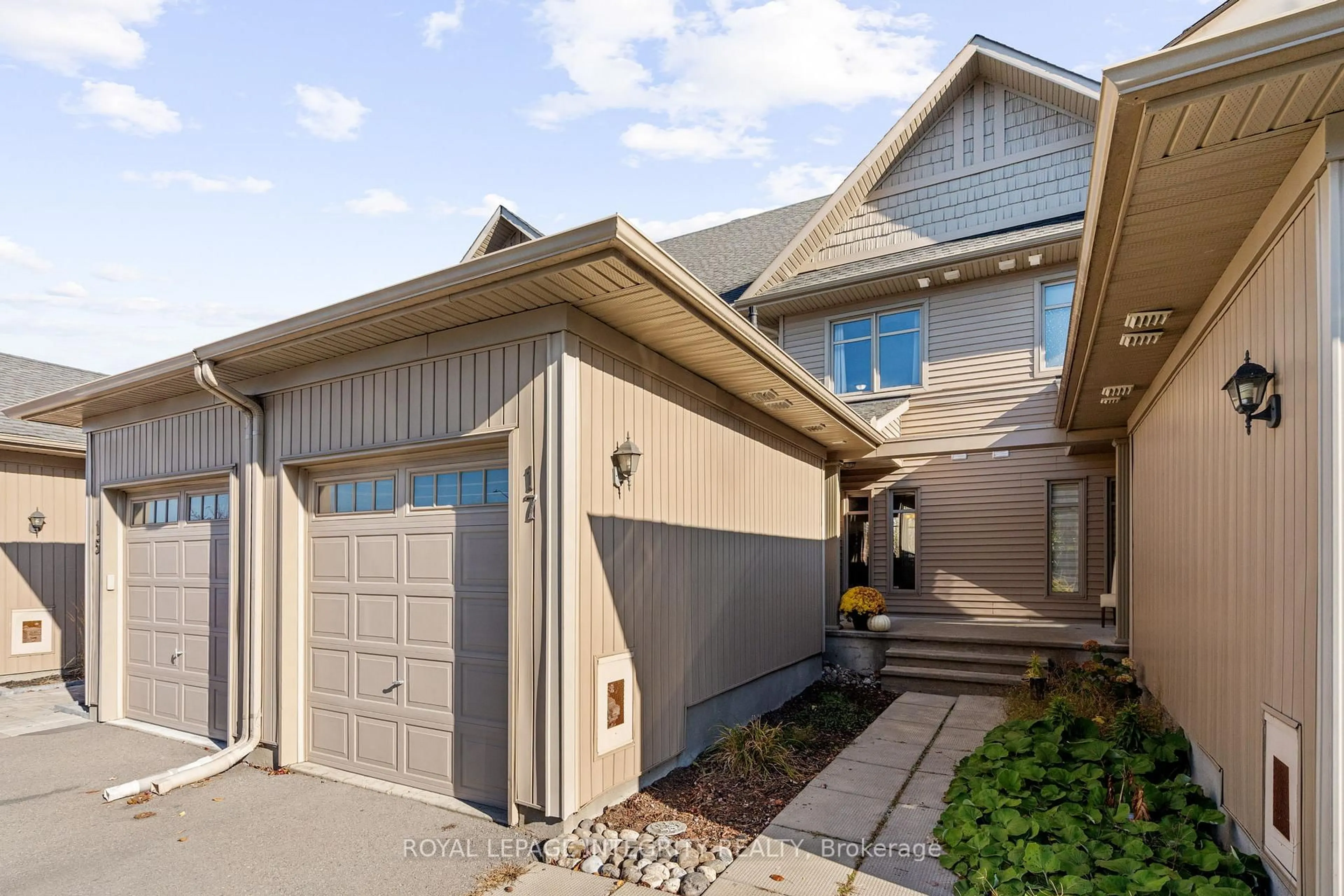 Home with vinyl exterior material, street for 17 Aveia Private, Ottawa Ontario K4A 3N2