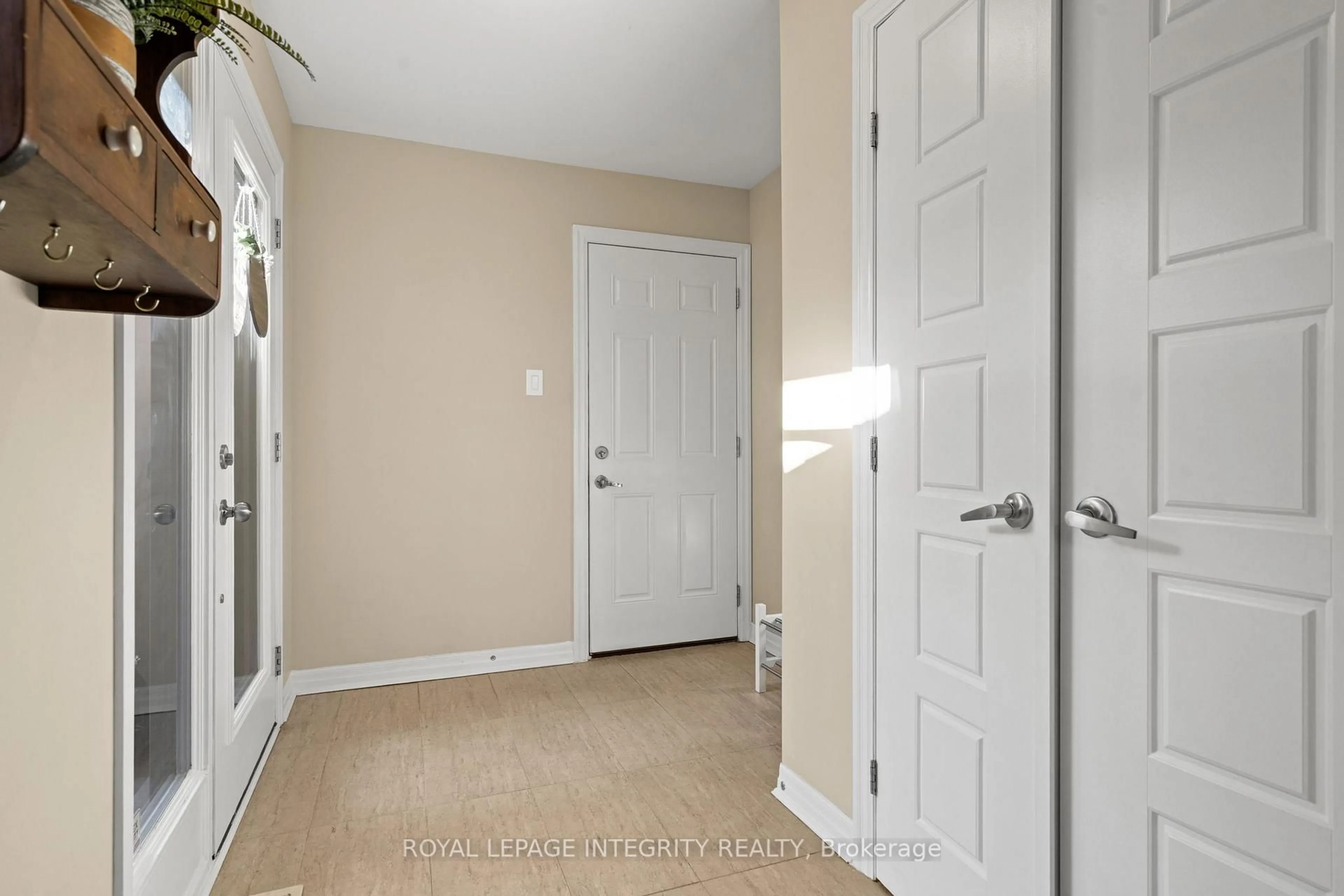Indoor entryway for 17 Aveia Private, Ottawa Ontario K4A 3N2