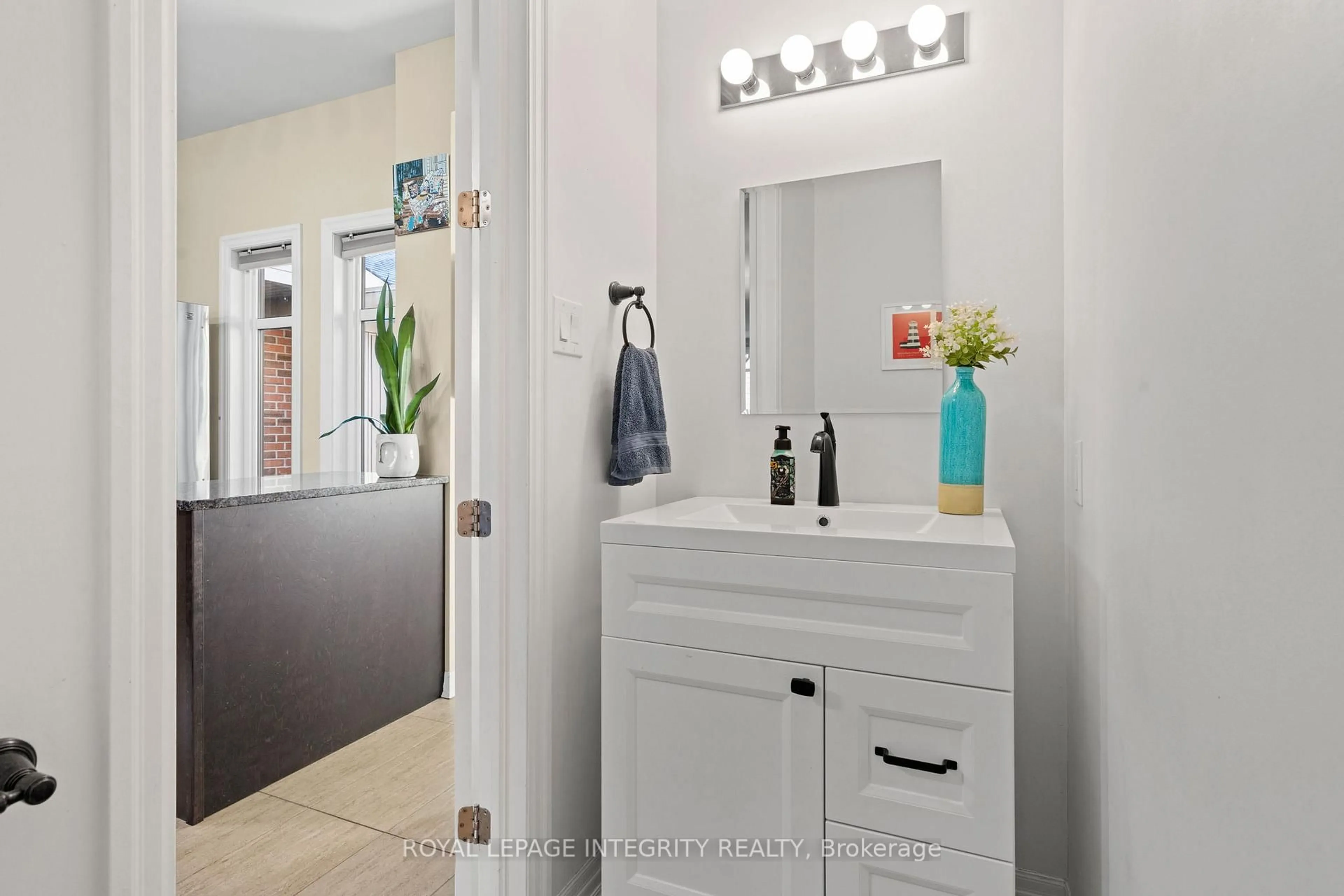 Contemporary bathroom, ceramic/tile floor for 17 Aveia Private, Ottawa Ontario K4A 3N2