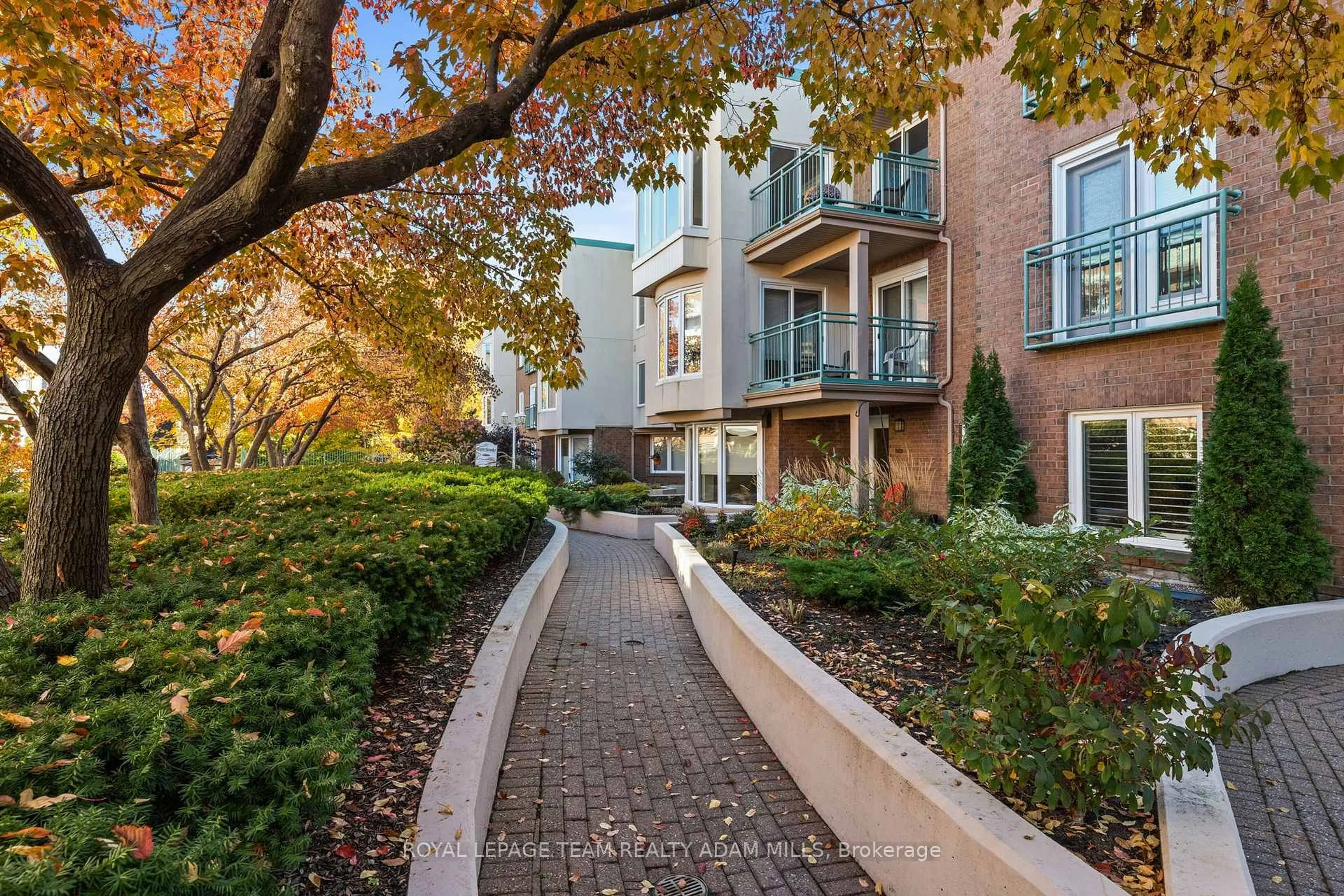 A pic from outside/outdoor area/front of a property/back of a property/a pic from drone, street for 1 Columbus Ave #202D, Ottawa Ontario K1K 4L1