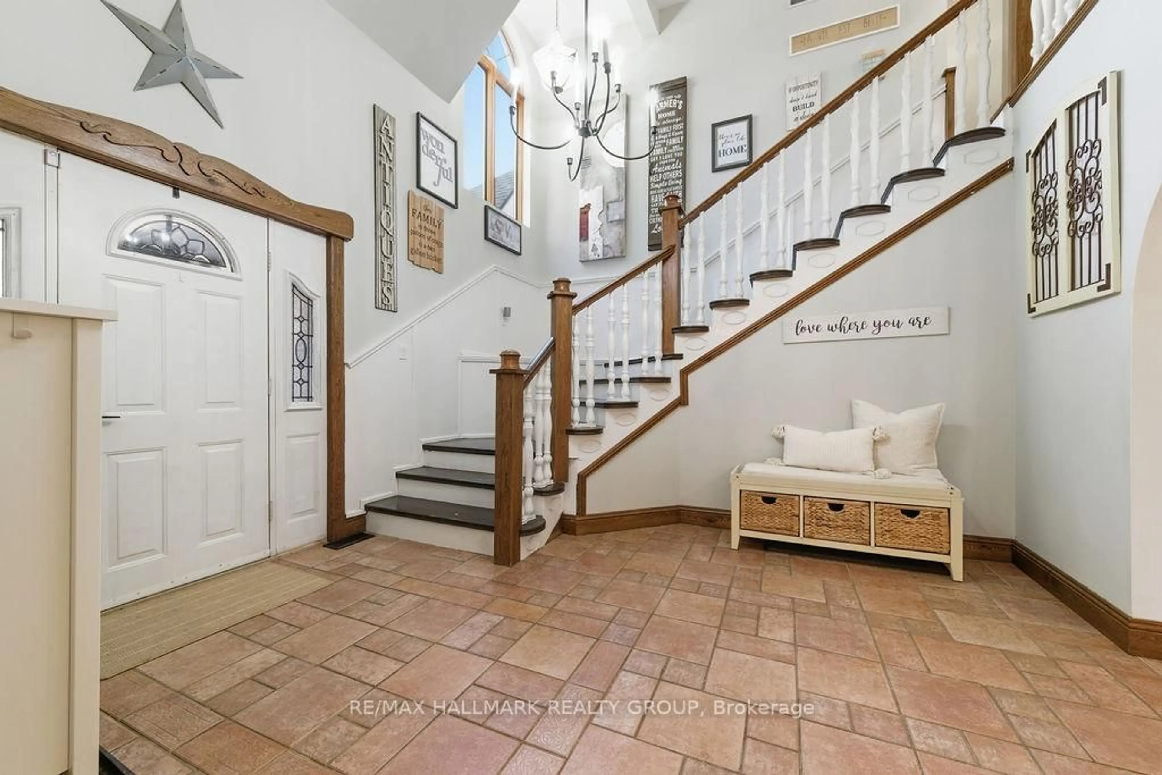 Indoor foyer for 24 Rahns Rd, Pembroke Ontario K8A 0H8