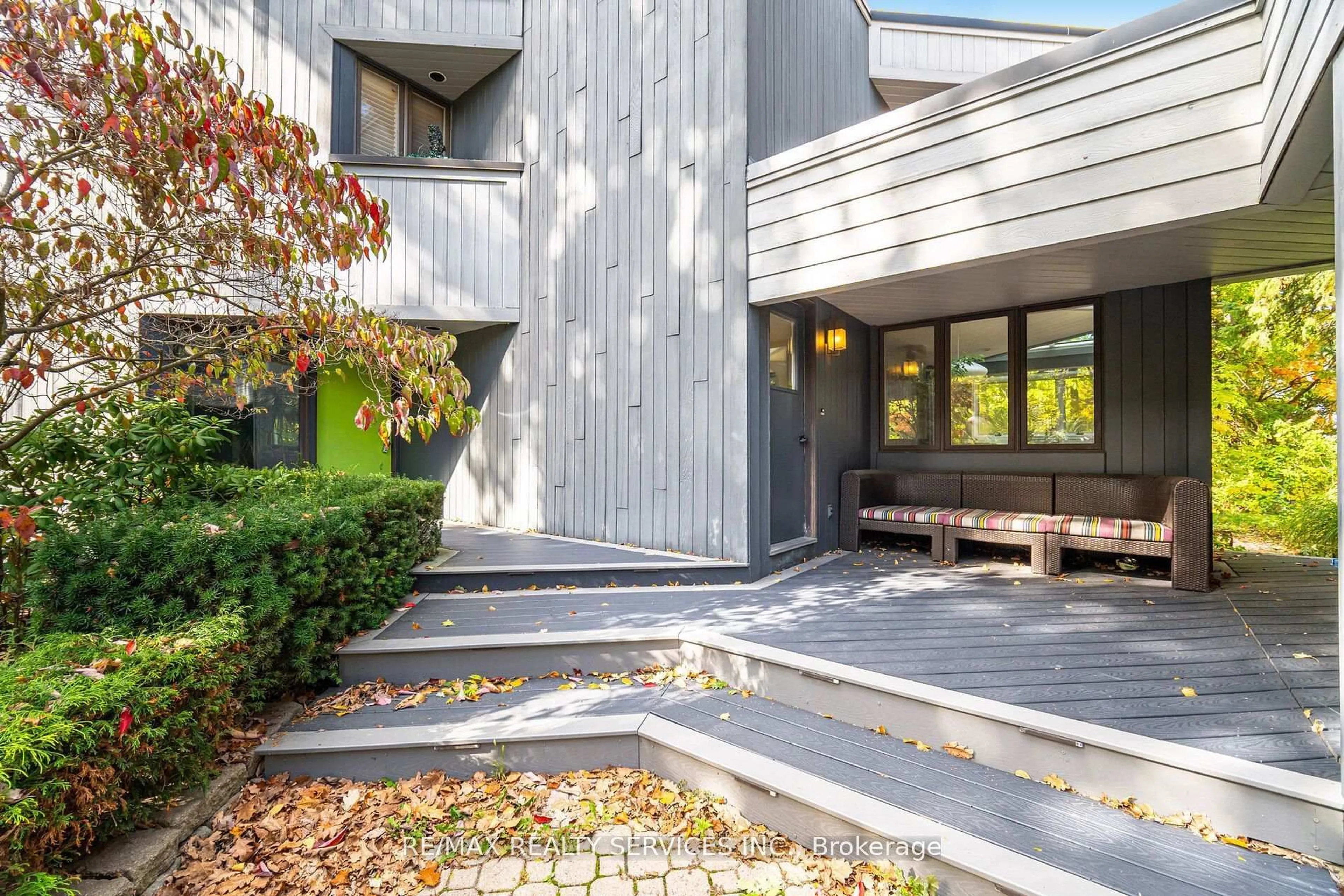 Patio, street for 4296 Village Park Dr, Lincoln Ontario L3J 0J1