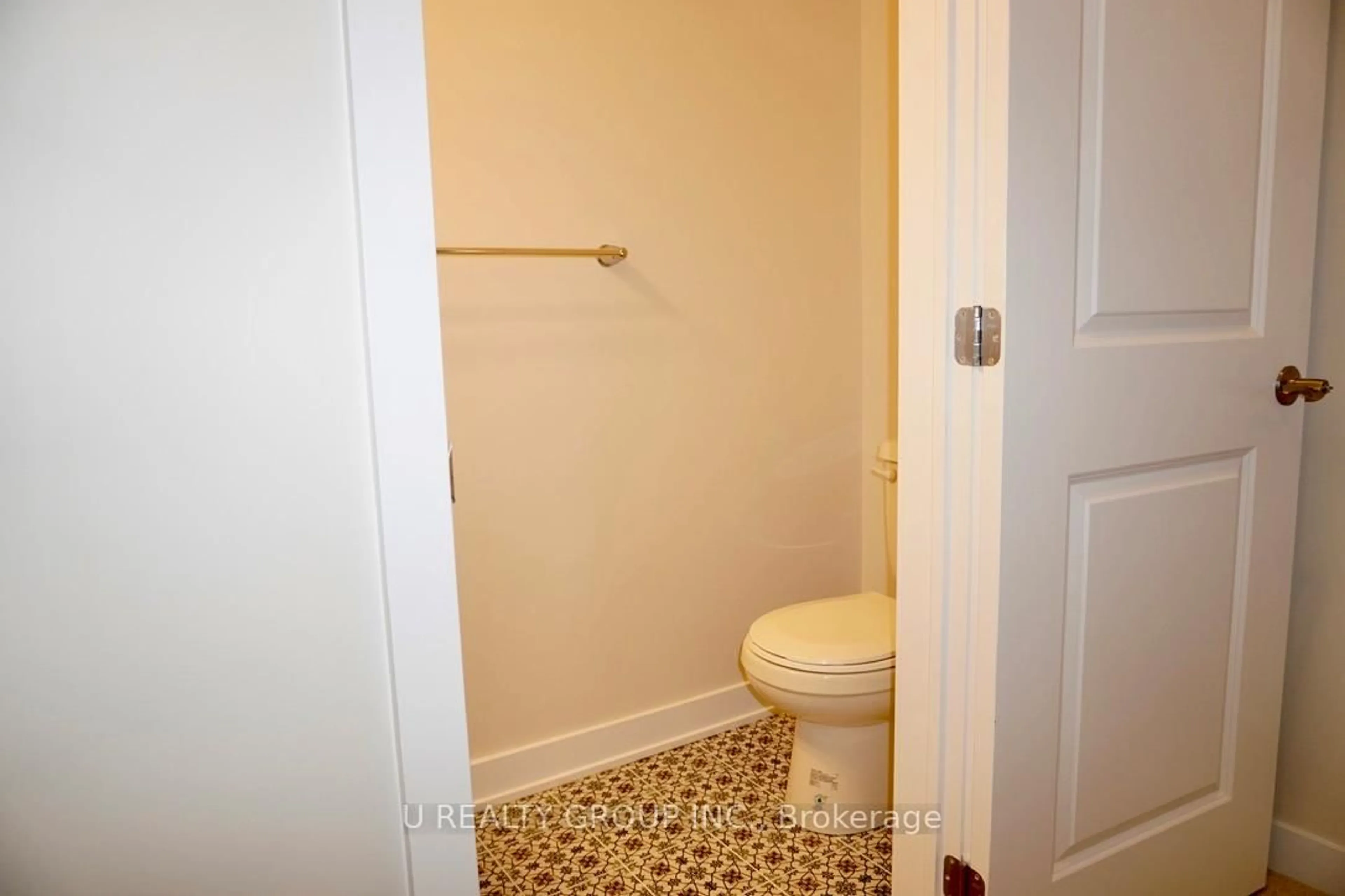 Standard bathroom, unknown for 634 Corporal Private, Ottawa Ontario K1X 0M7