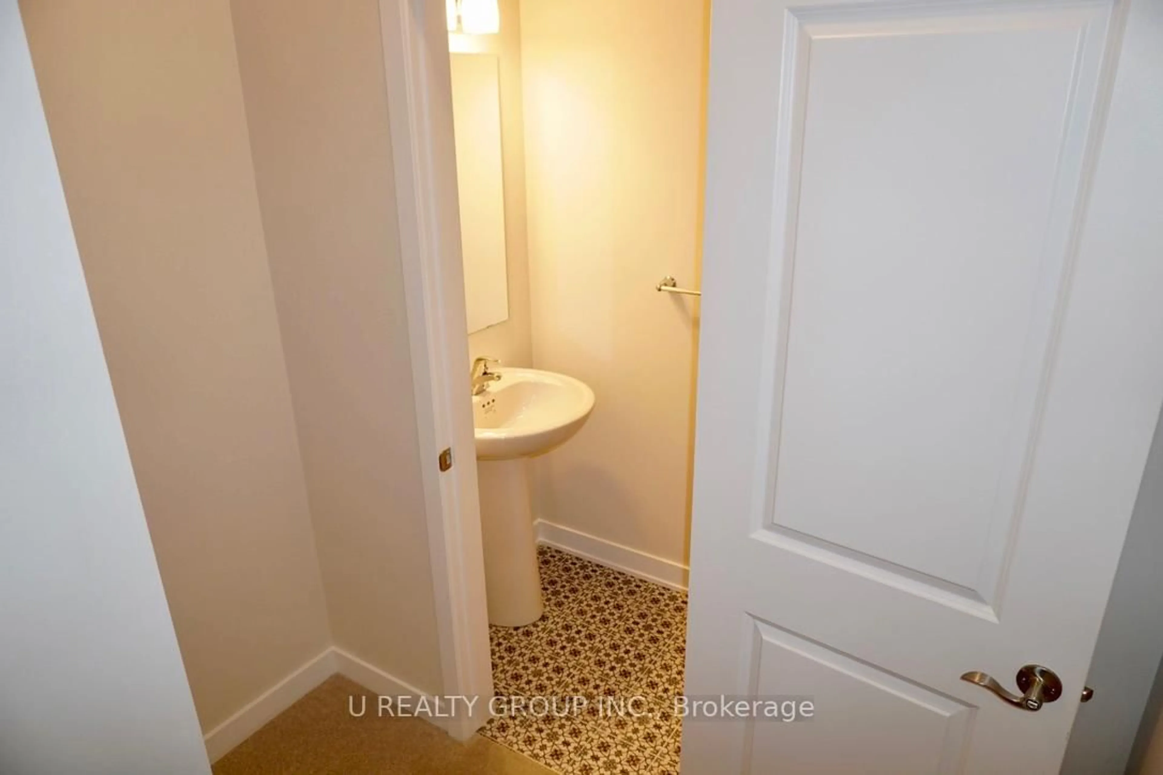 Standard bathroom, unknown for 634 Corporal Private, Ottawa Ontario K1X 0M7