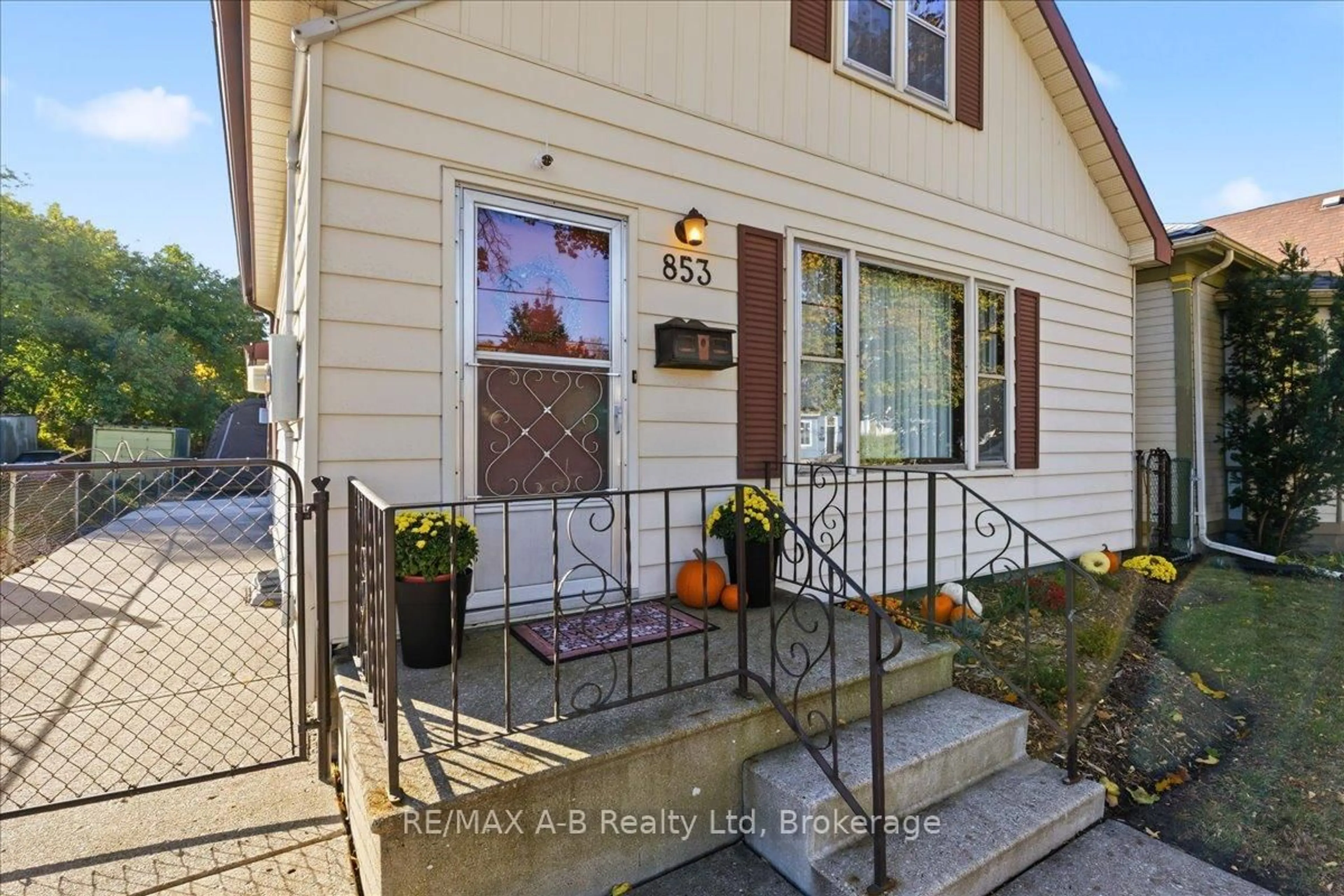 Patio, street for 853 Queens Ave, London East Ontario N5W 3H7