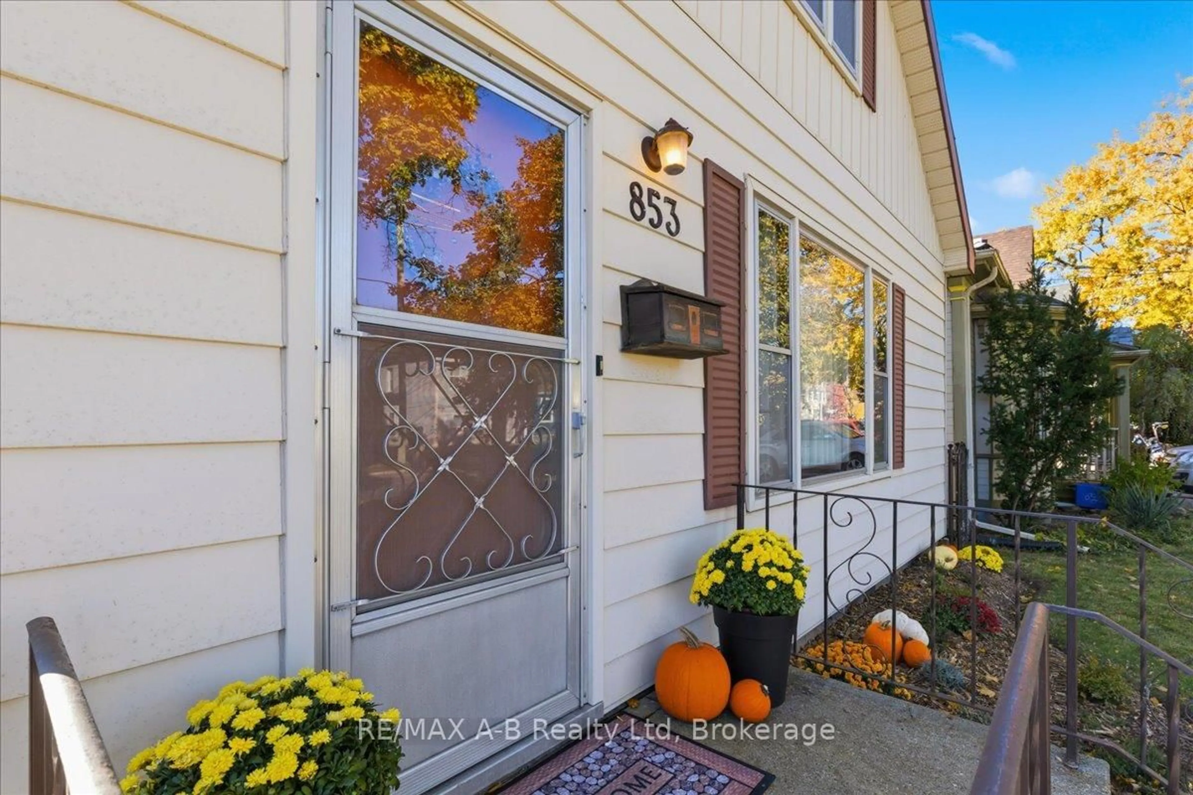 Indoor entryway for 853 Queens Ave, London East Ontario N5W 3H7