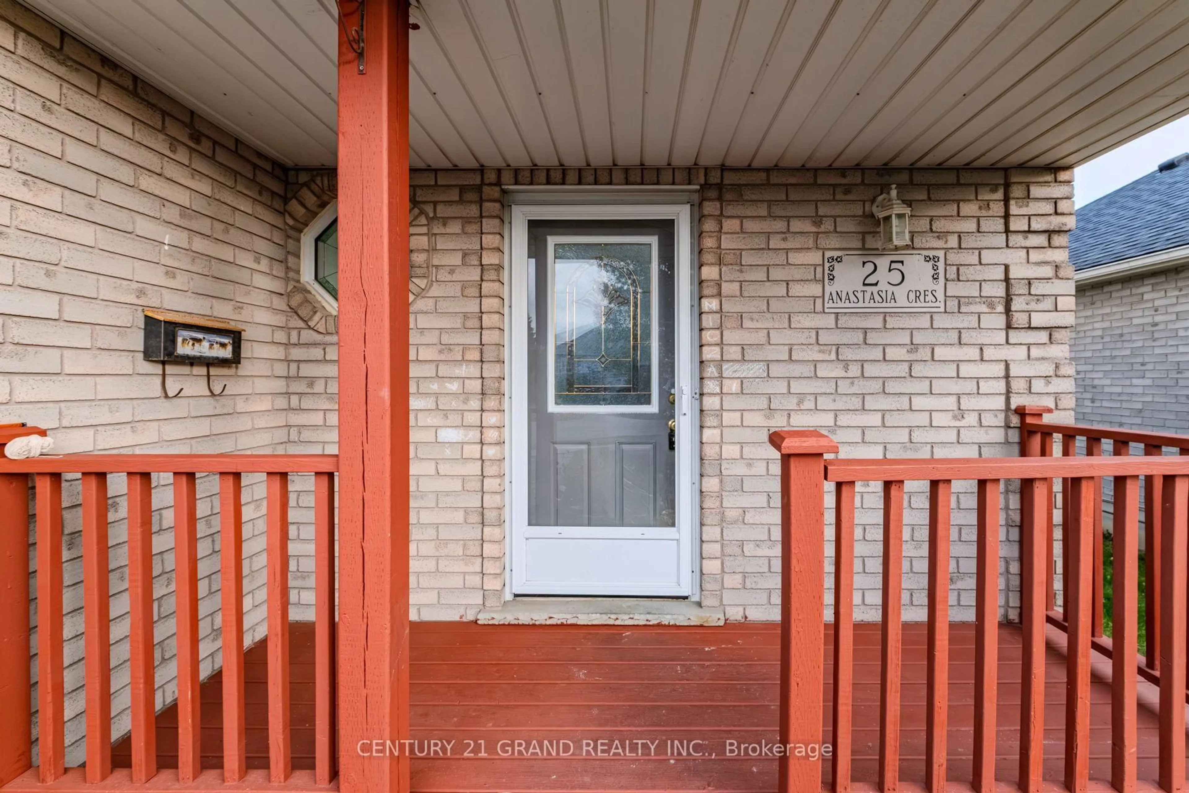 Indoor entryway for 25 Anastasia Cres, Brantford Ontario N3P 2A9