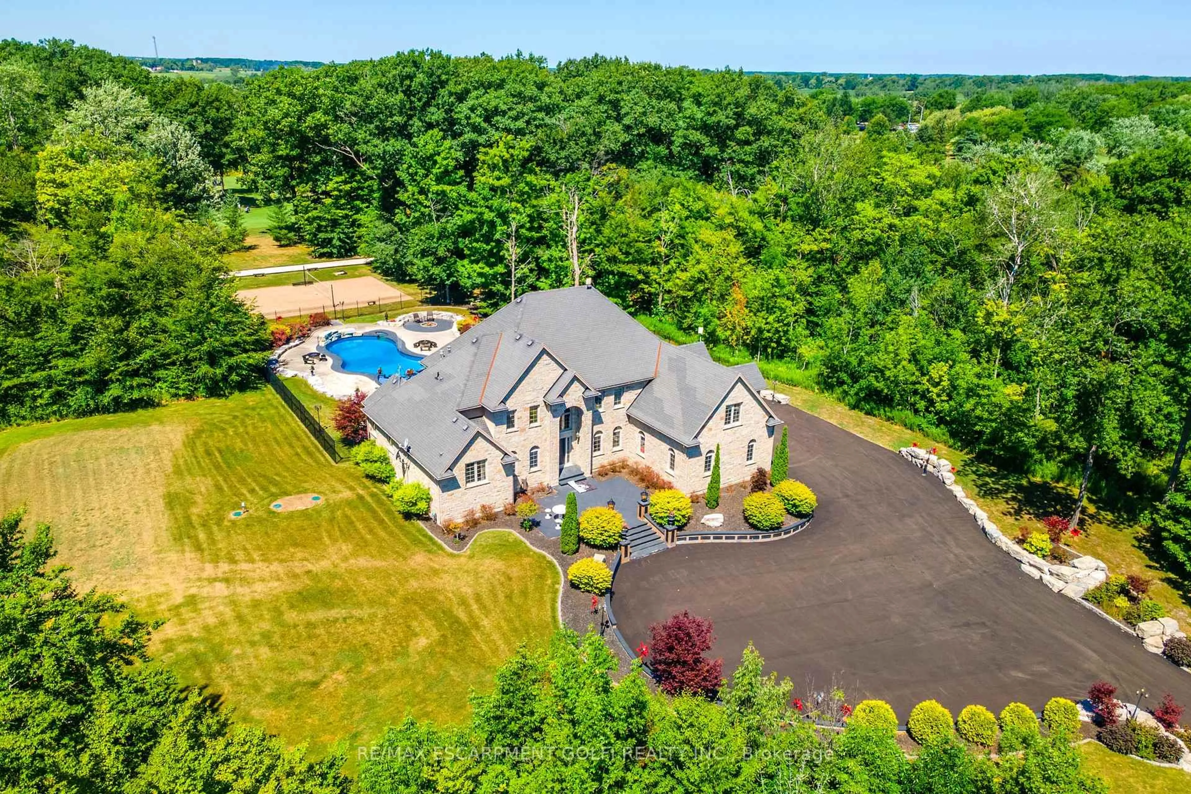 A pic from outside/outdoor area/front of a property/back of a property/a pic from drone, water/lake/river/ocean view for 2600 Maple St, Pelham Ontario L0S 1C0