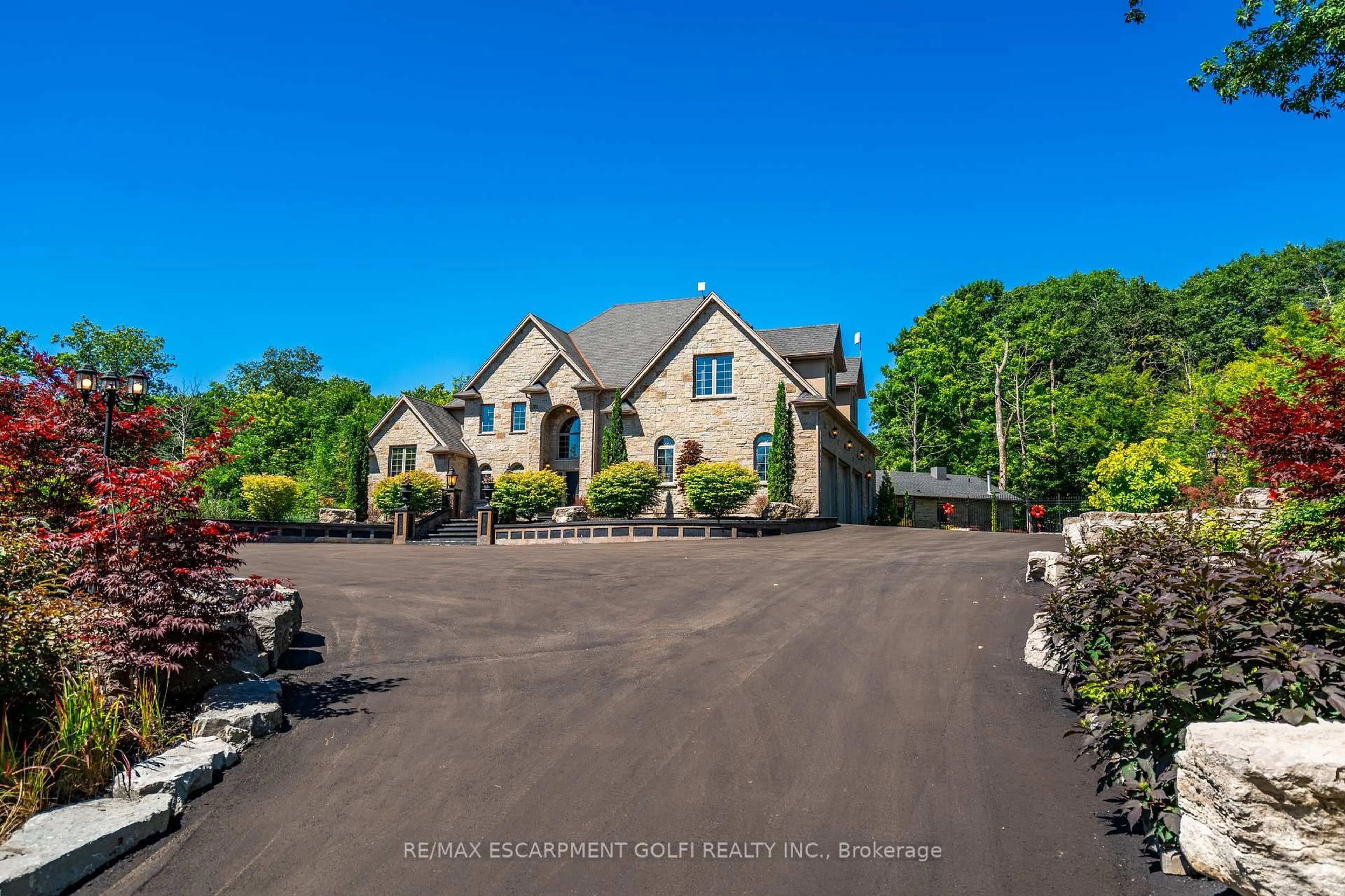 A pic from outside/outdoor area/front of a property/back of a property/a pic from drone, street for 2600 Maple St, Pelham Ontario L0S 1C0