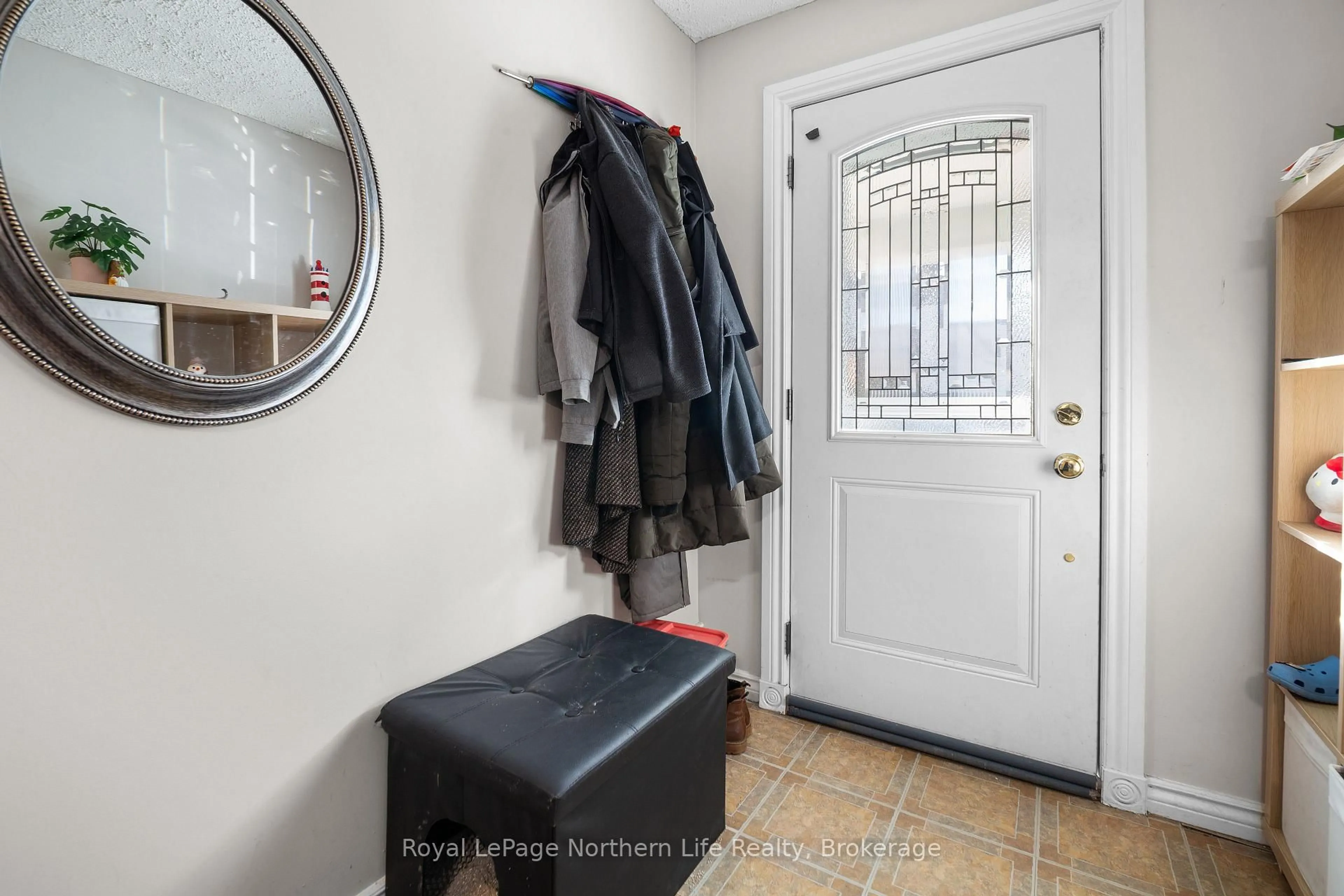 Indoor entryway for 478 First Ave, North Bay Ontario P1B 3C4