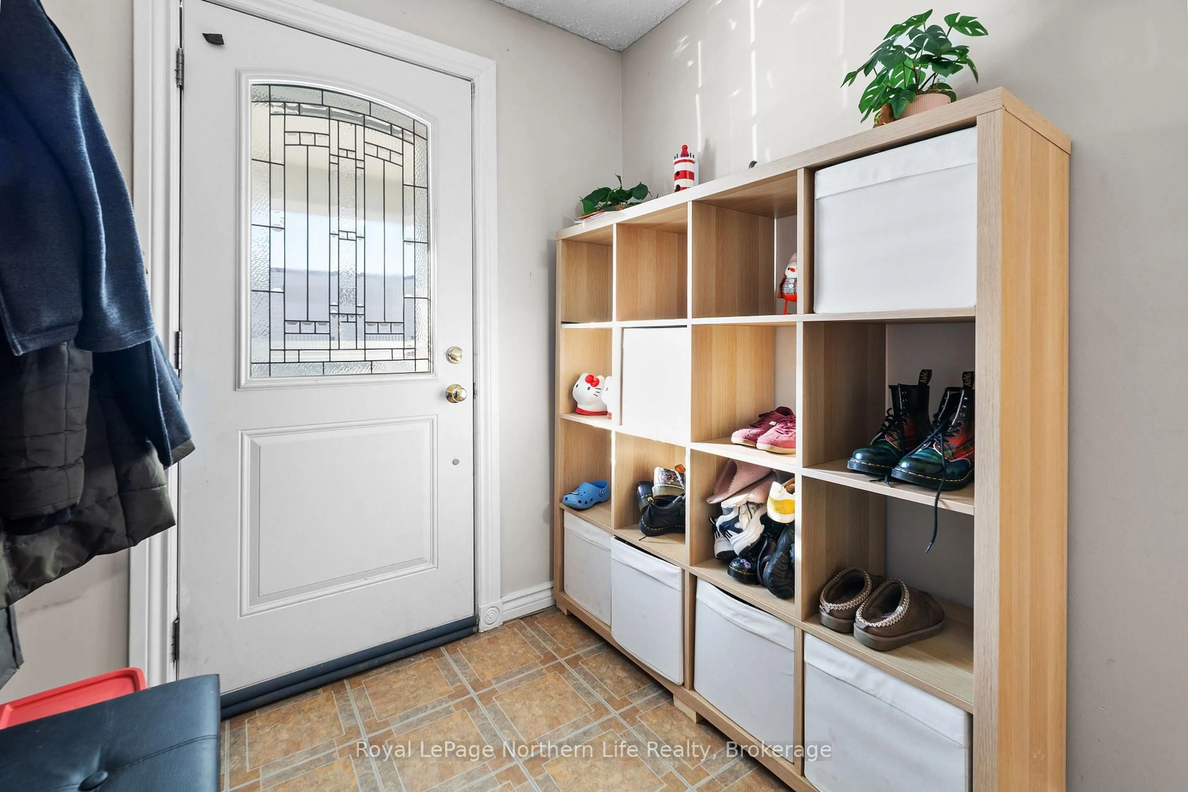 Indoor entryway for 478 First Ave, North Bay Ontario P1B 3C4