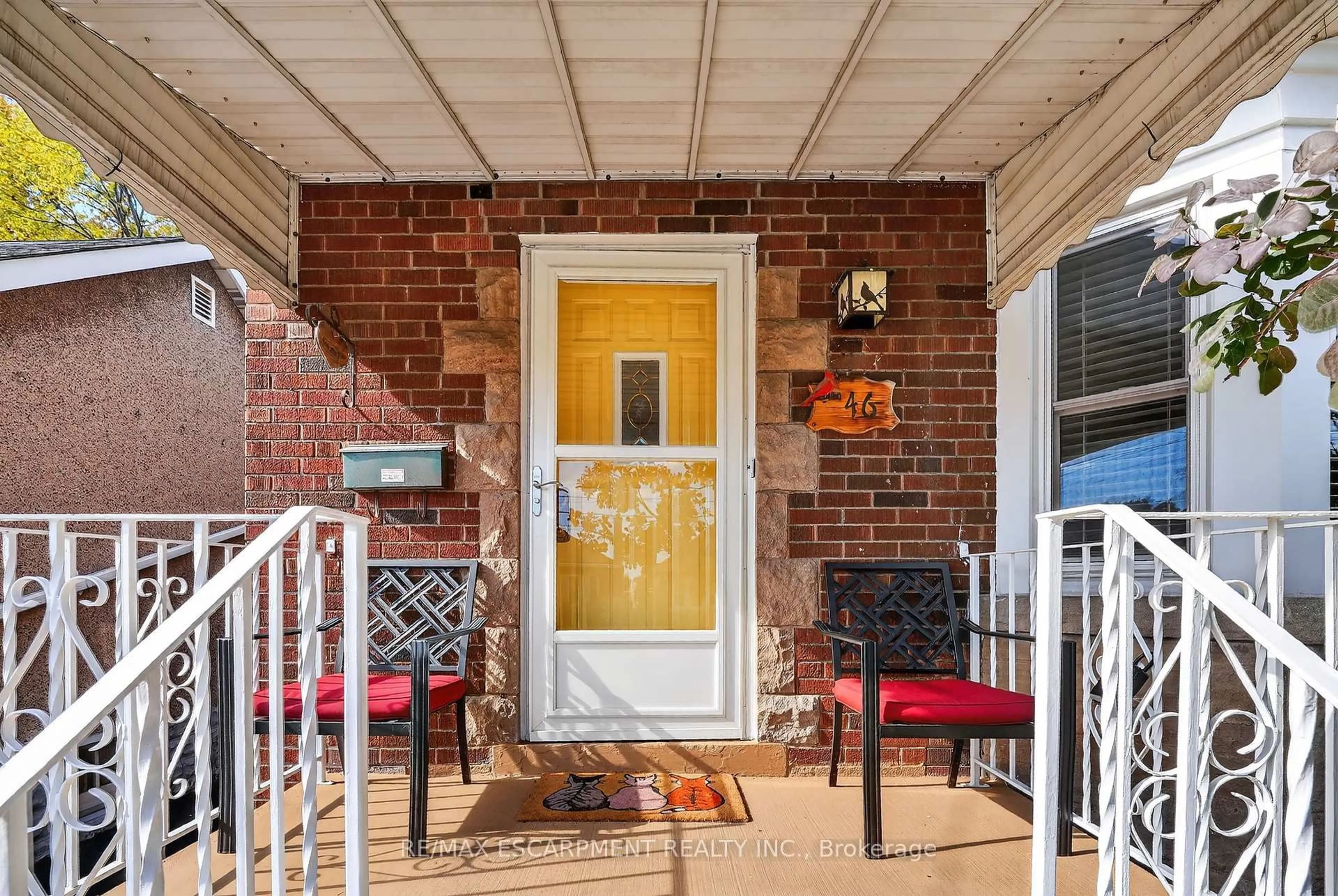 Indoor entryway for 46 Weir St, Hamilton Ontario L8K 3A4