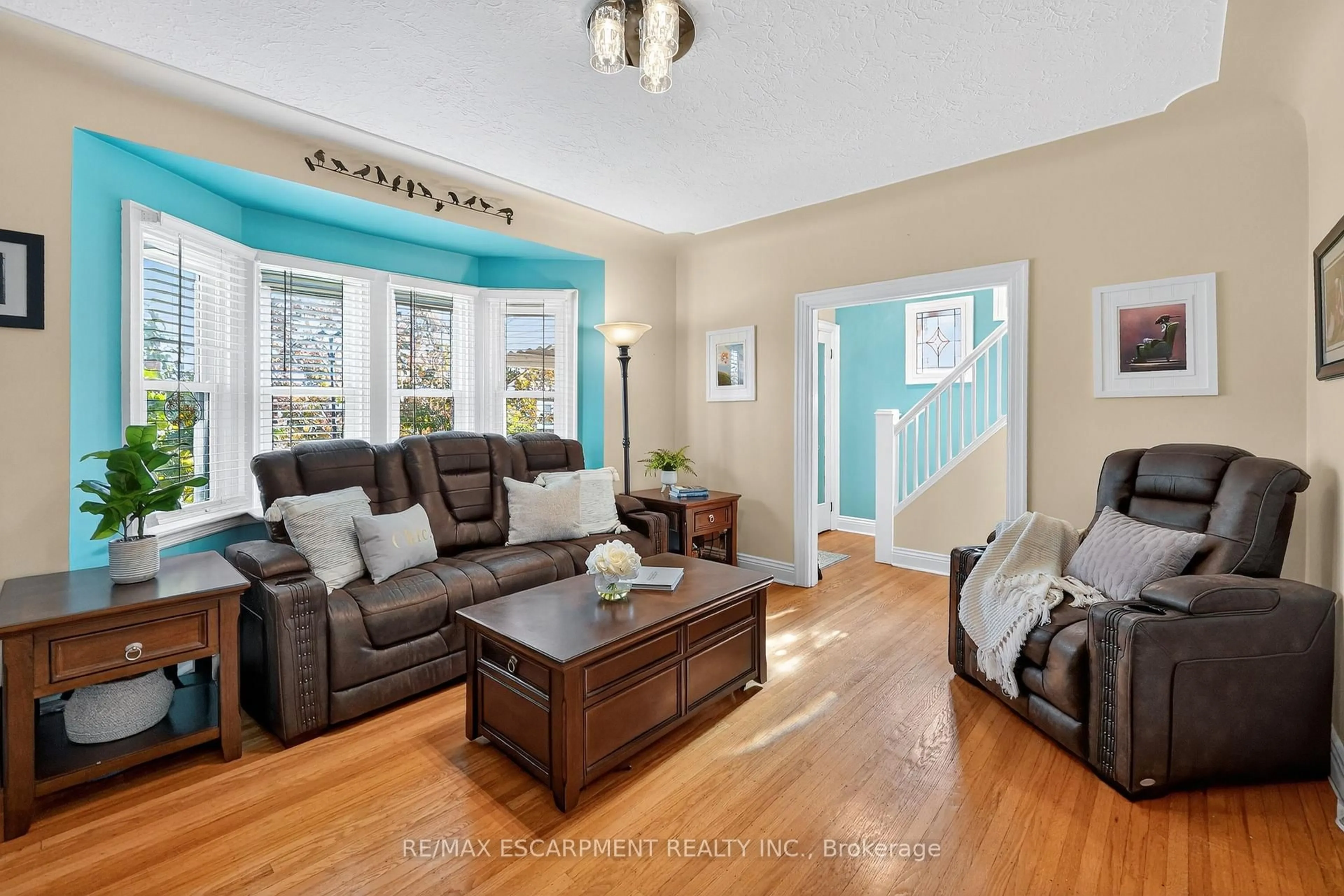 Living room with furniture, unknown for 46 Weir St, Hamilton Ontario L8K 3A4