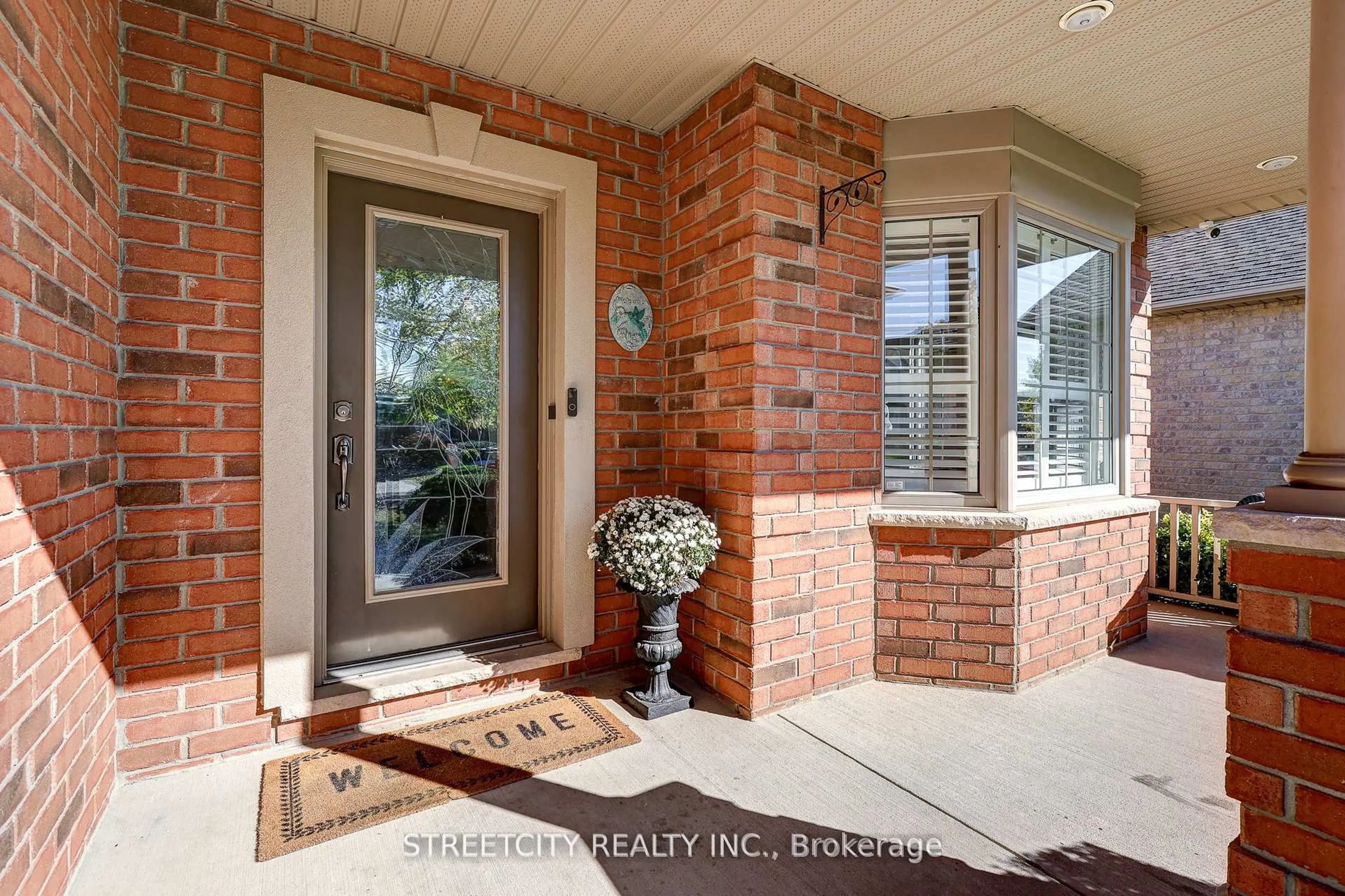 Indoor entryway for 21 Beechwood Circ, St. Thomas Ontario N5R 6K4